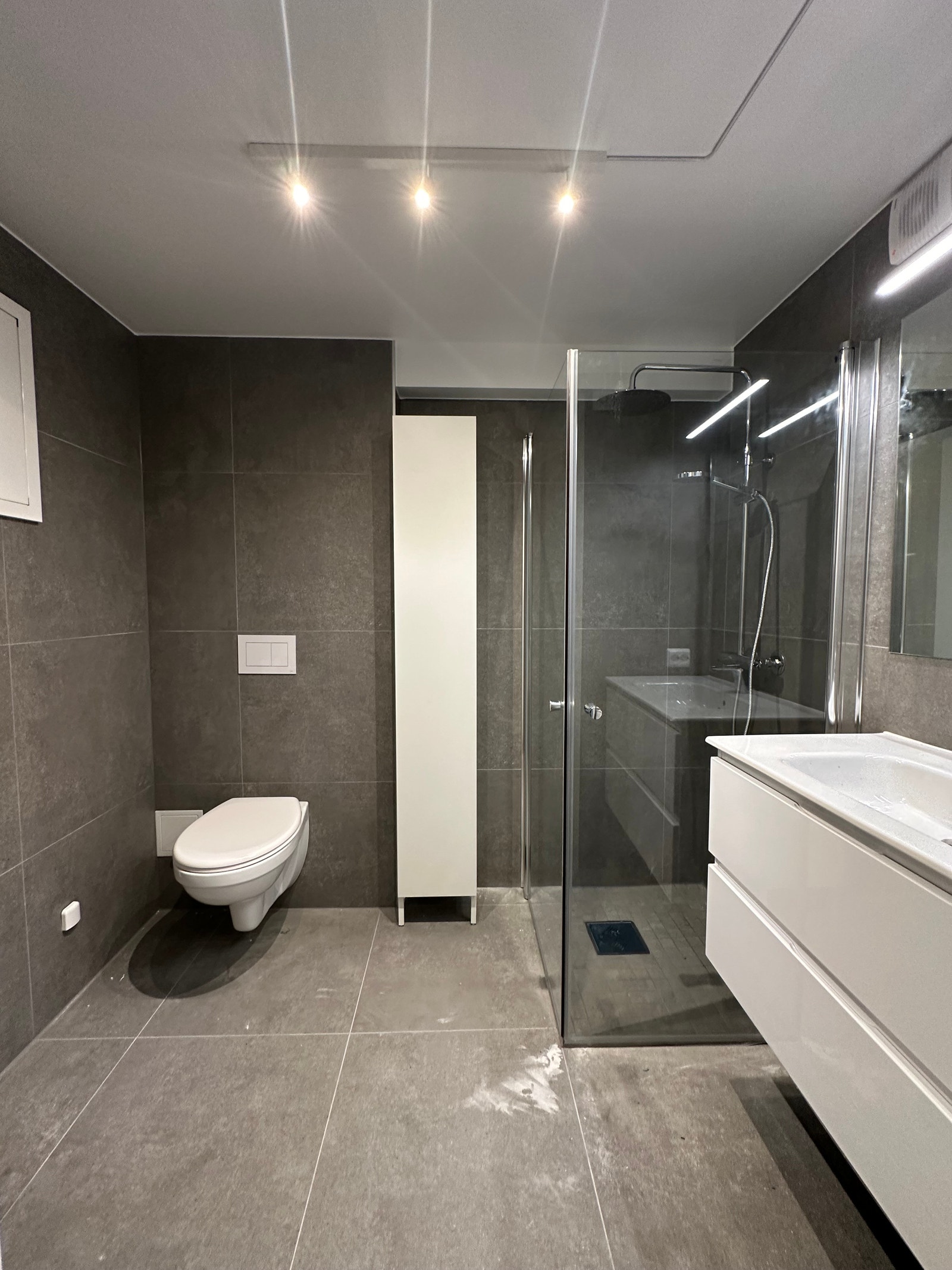 Helfliset baderom med opplegg for vaskemaskin og tørketrommel. Leiligheten er ikke vasket ut etter ferdigstillelse, men blir det til innflytting. Galleribilde