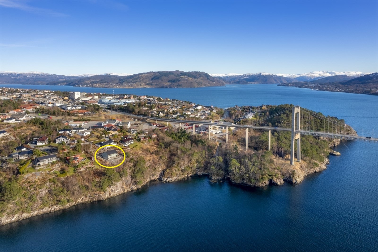 Leiligheten ligger like ved Kvernafjorden. Gangavstand til buss, båt, Knarvik AMFI m.m. Galleribilde