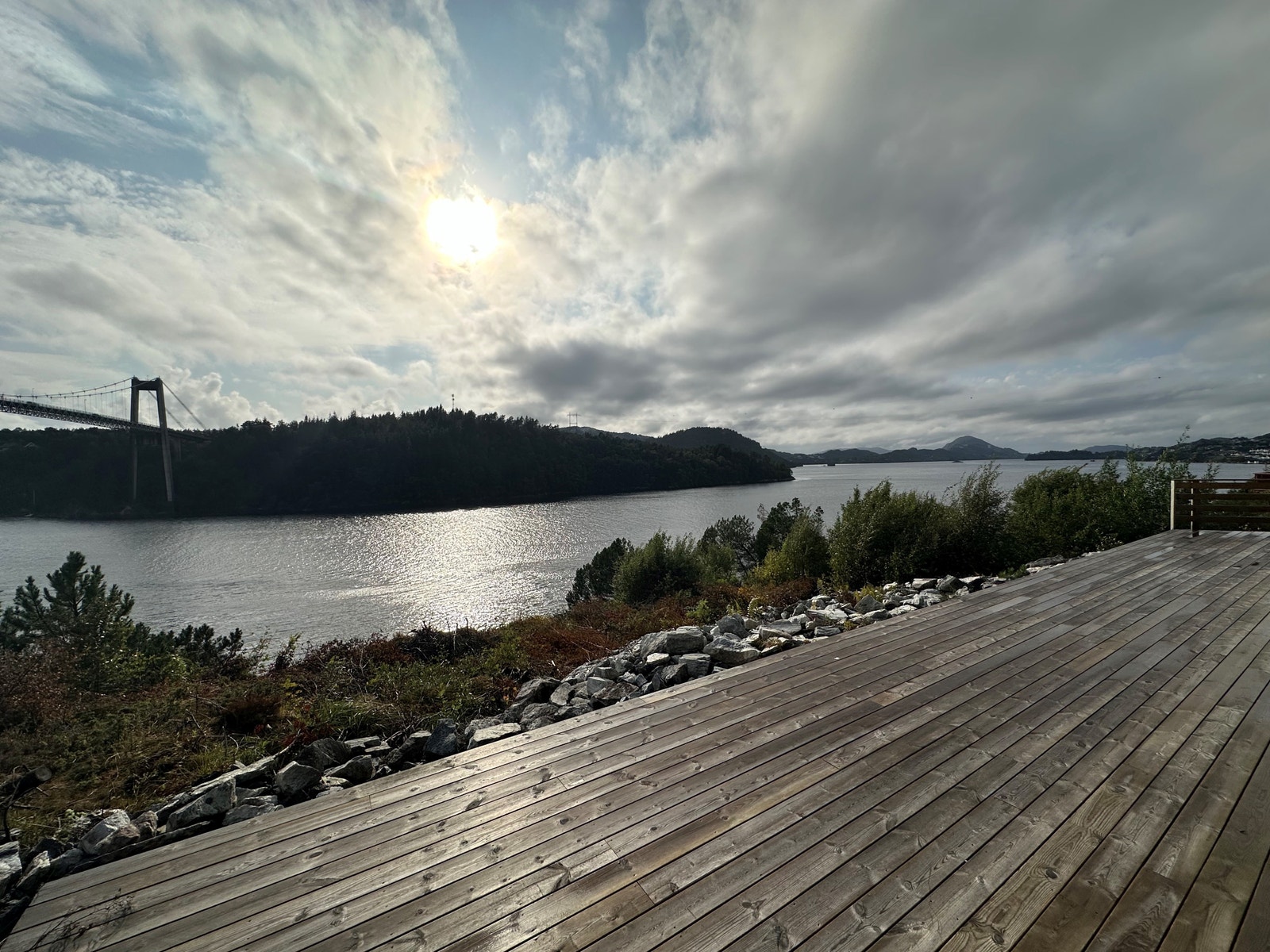 Stor vestvendt terrasse med gode solforhold. Galleribilde