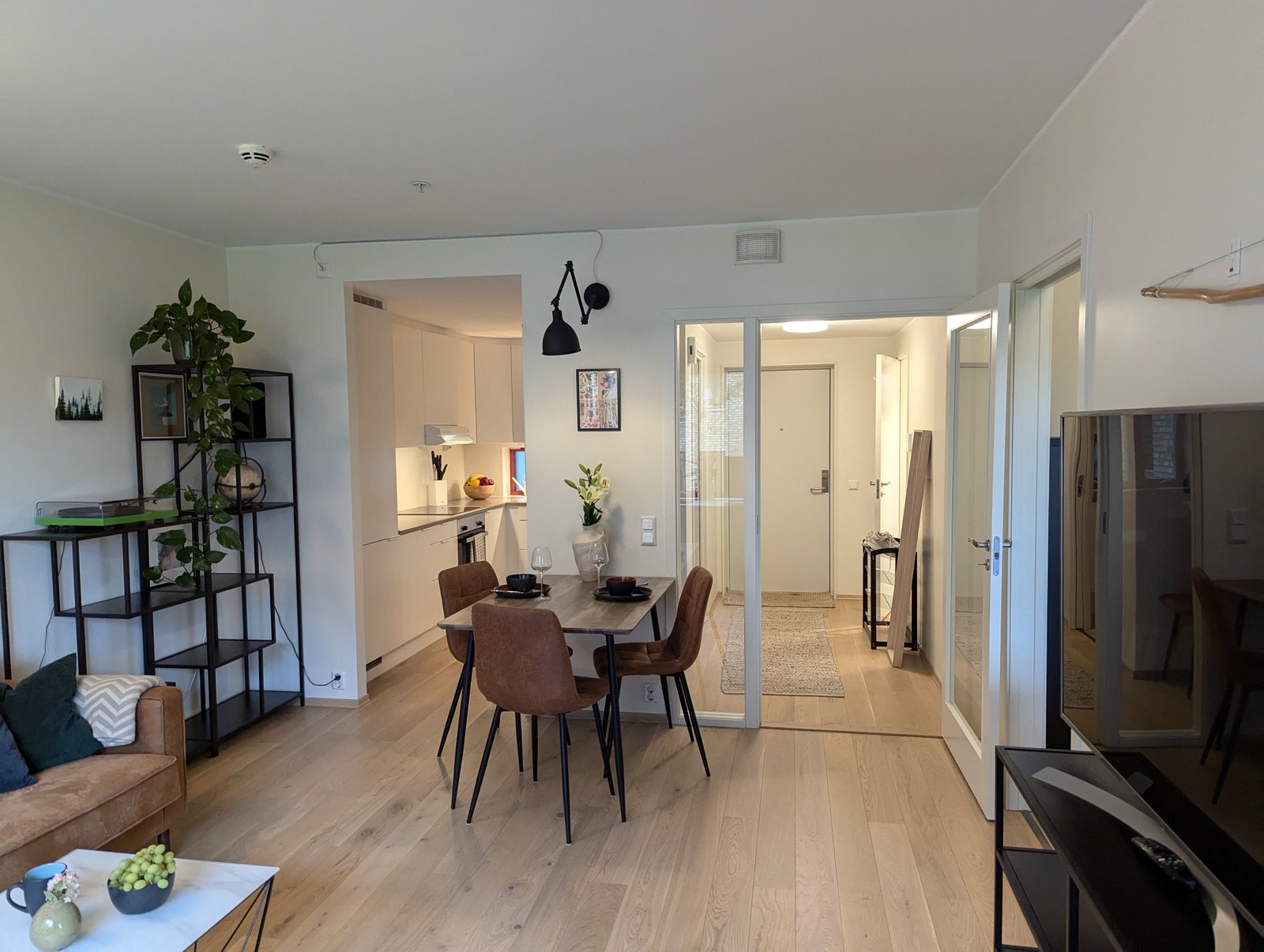 Stue sett mot kjøkken og gang Galleribilde