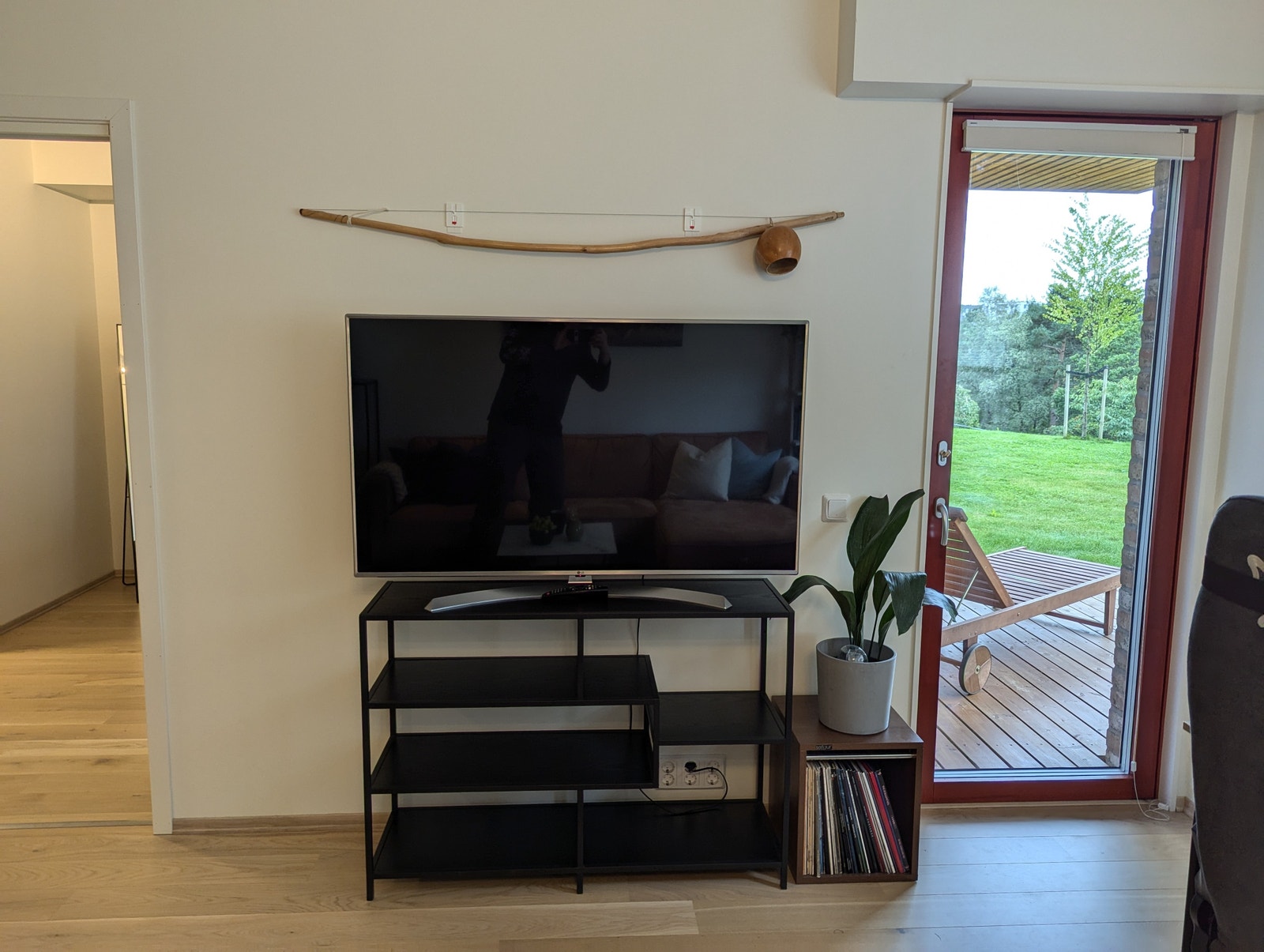 Stue inkludert tv - utgang til terrasse Galleribilde