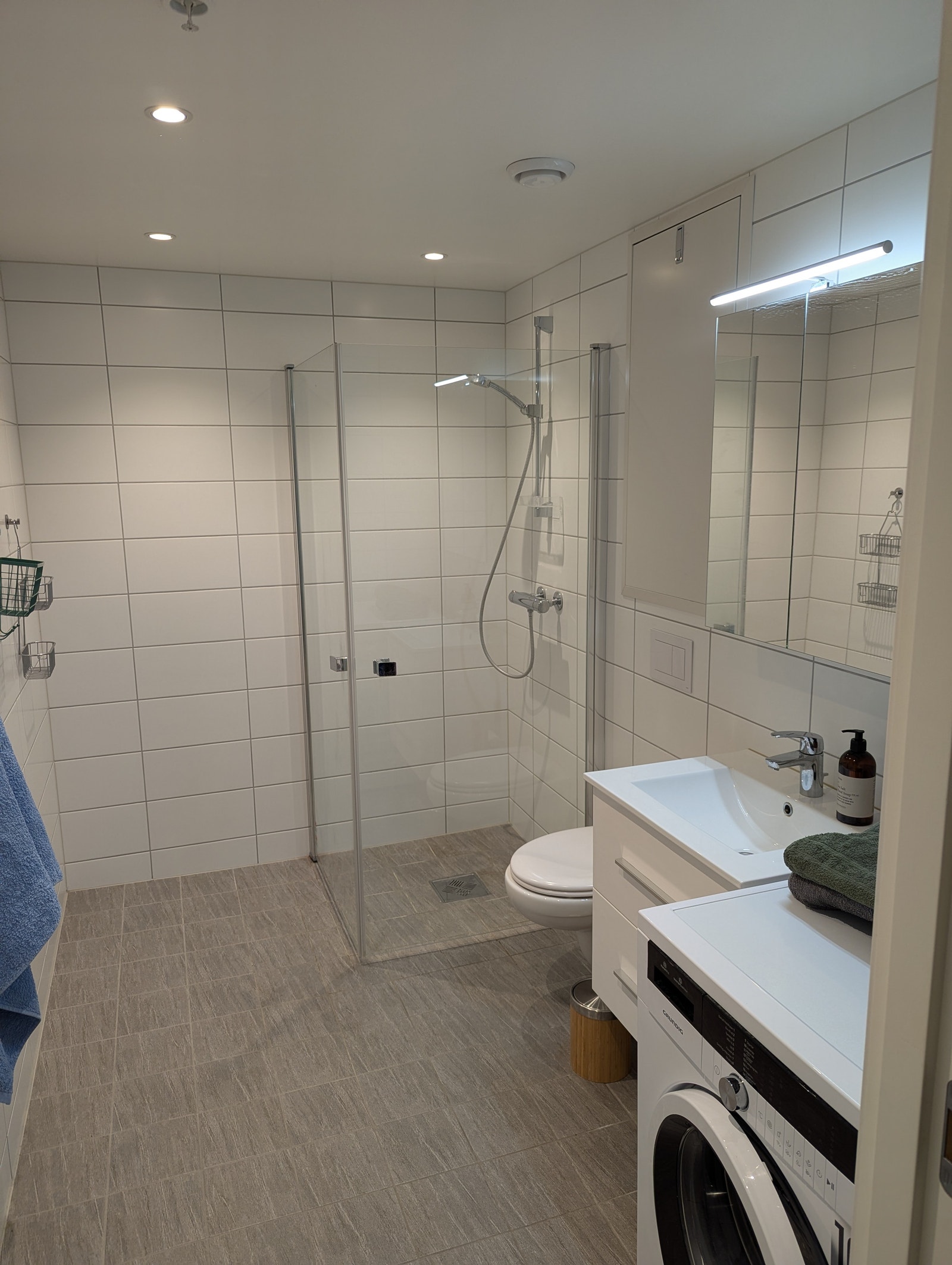 Bad - dusj med god plass Galleribilde