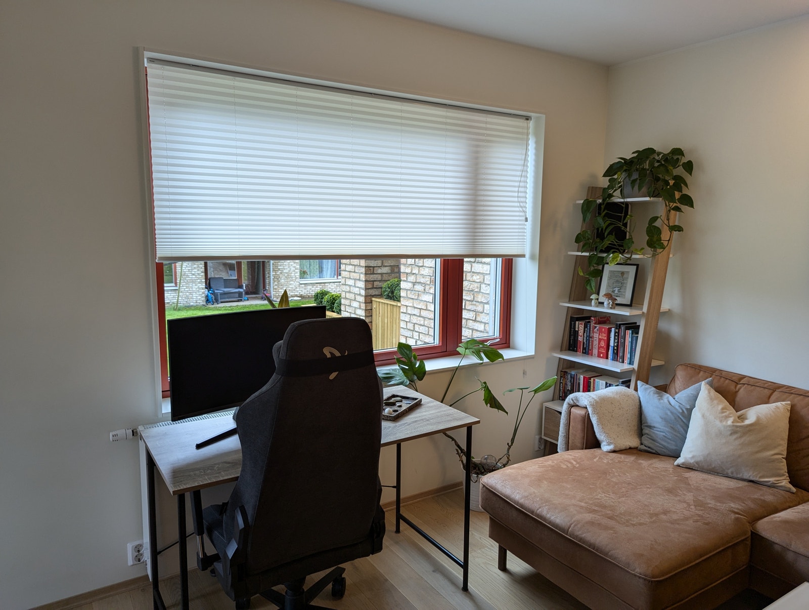 Utsikt fra stue - vannbåren oppvarming via radiator under vindu i stua Galleribilde