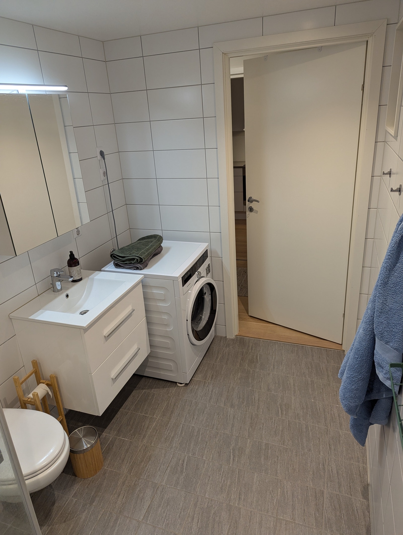 Bad og toalett med vaskemaskin Galleribilde