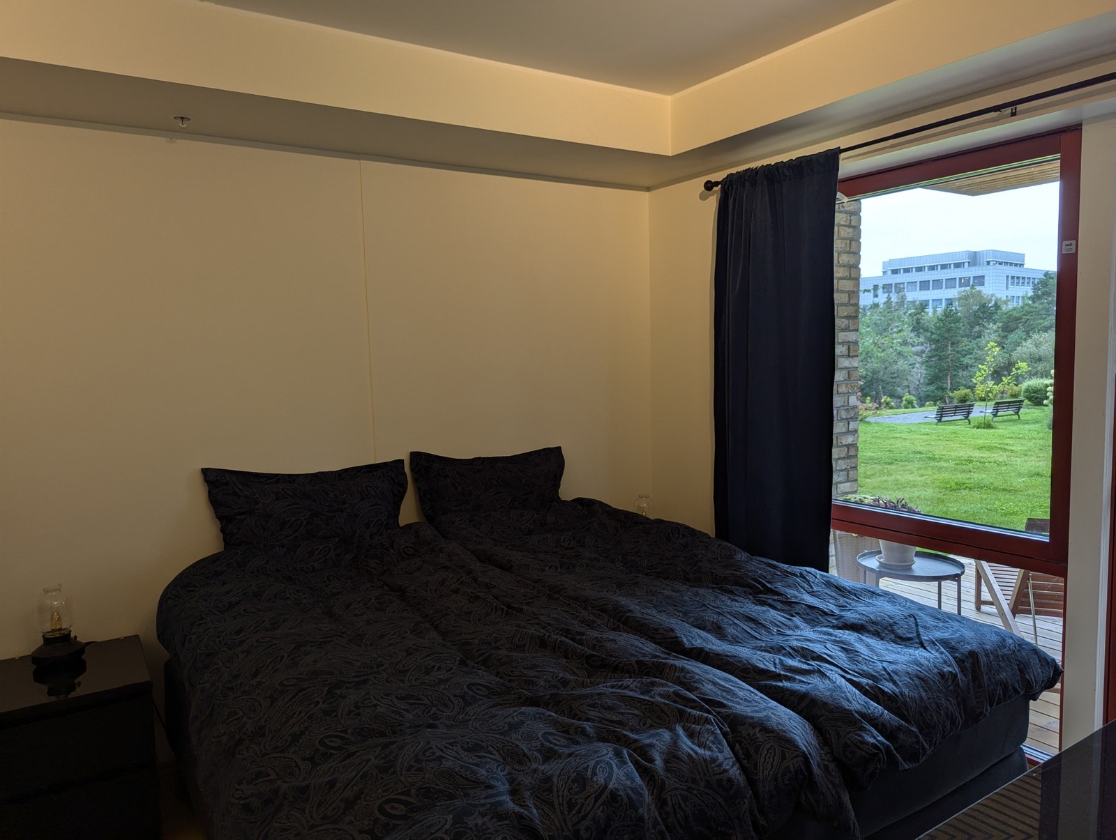 Soverom med stort vindu og mørke gardiner Galleribilde