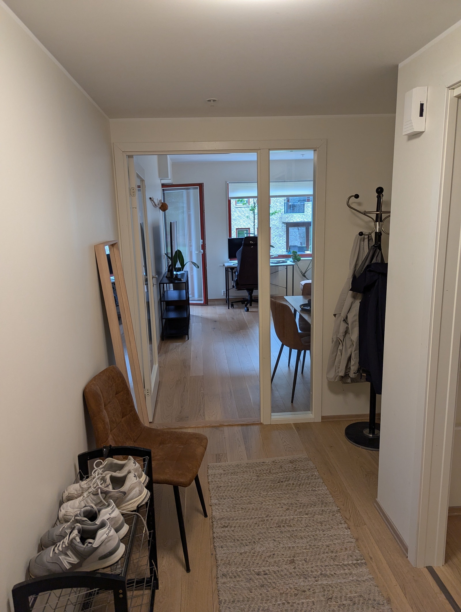 Inngangsparti - gang med klesoppheng Galleribilde