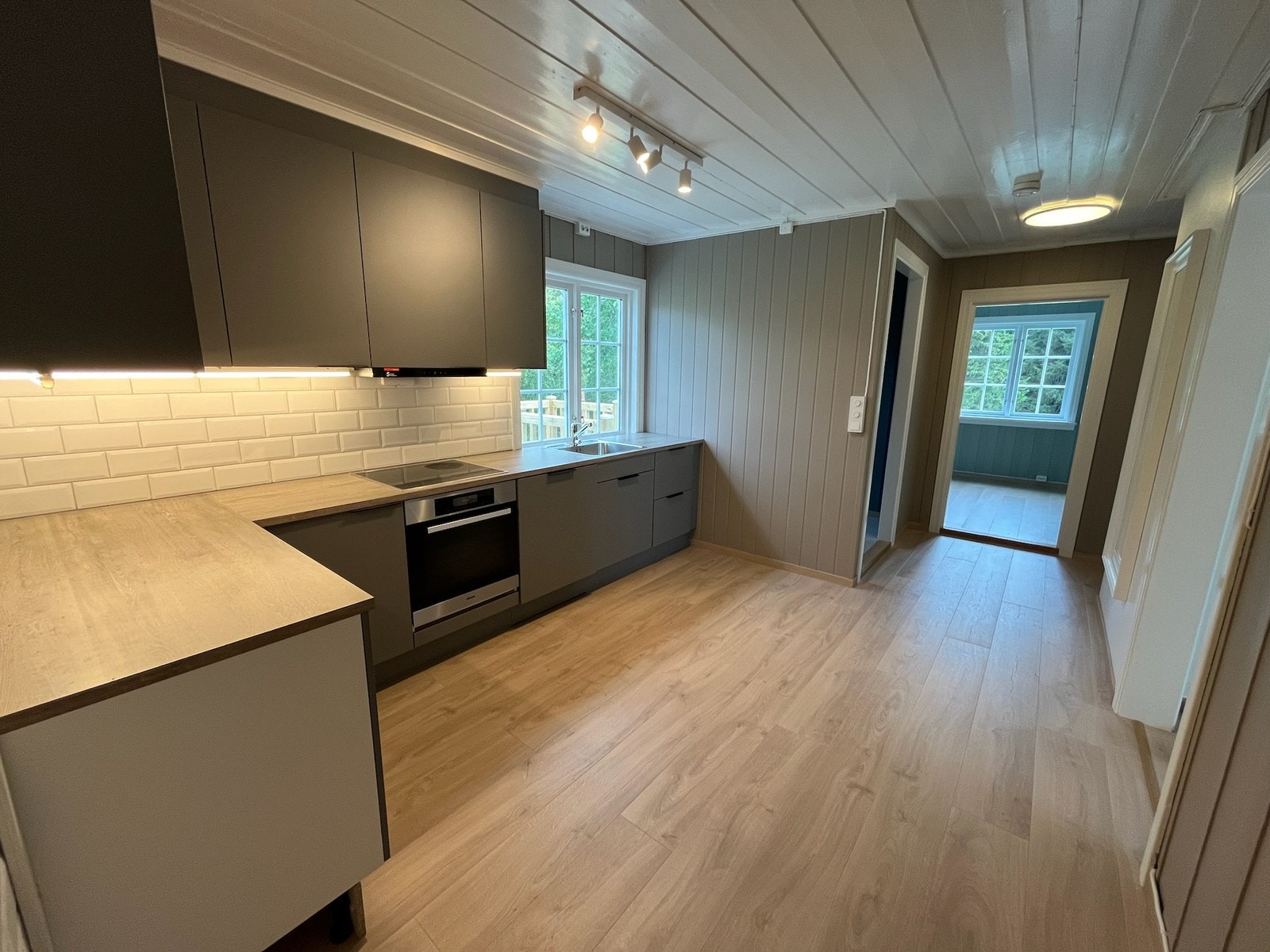 Kjøkken, komfyr og platetopp fra Miele. Galleribilde