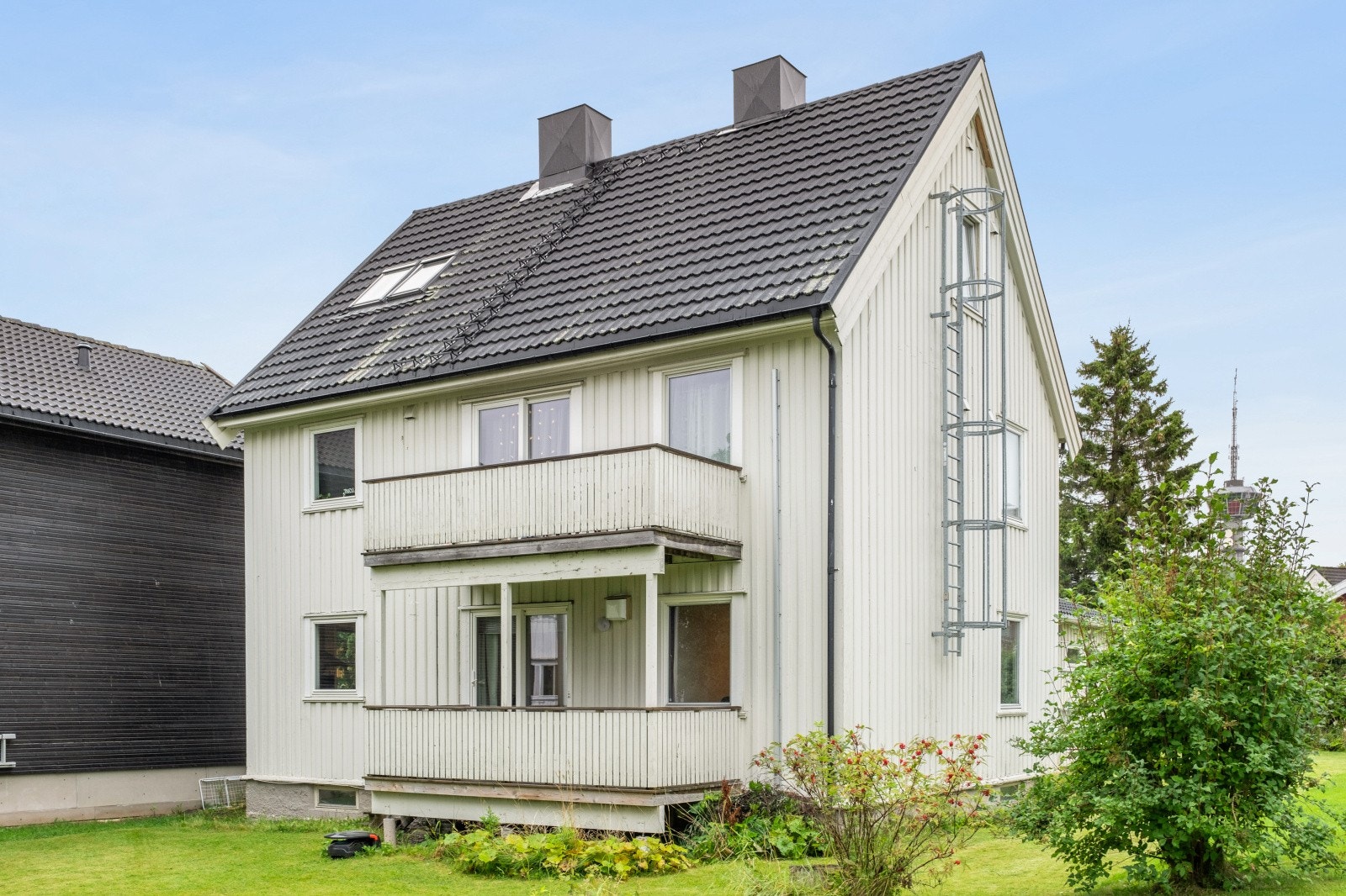 Bofellesskapet disponerer hele første etasjen i dette huset. Dette er fasaden fra hagesiden. Inngangspartiet er på andre siden og har en stor grusplass til parkering. Galleribilde