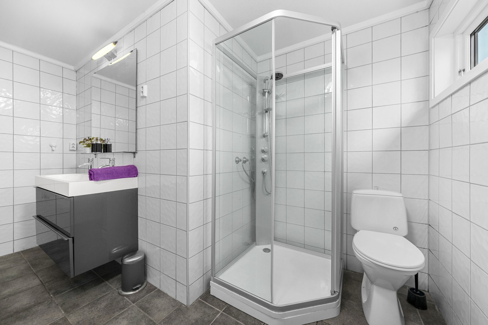 Bad - Dusjkabinett sikrer minimalt med vannsøl og plass til å tørke klær på stativ. Galleribilde