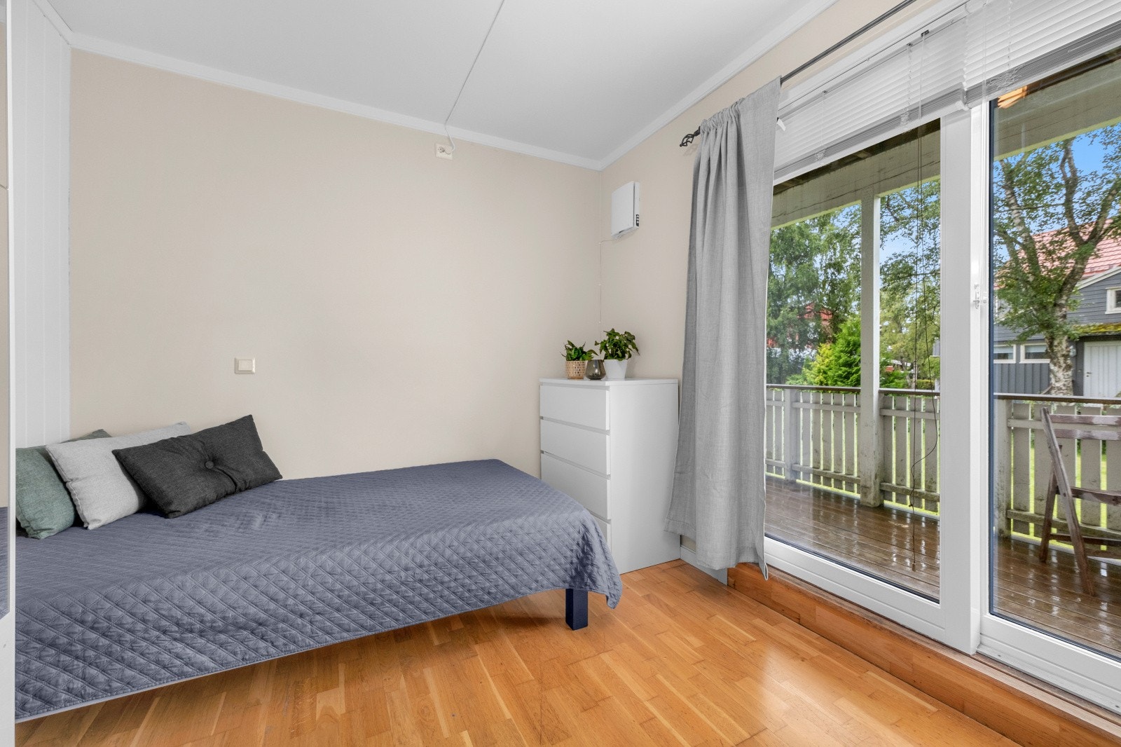 UTLEID: Hybel 3 - Skap med speil, kommode, 120cm seng, kontorpult, stol og liten kommode. Hybelen har digital ventilasjon som både henter inn friskluft og tar vare på varmen i luften som blåses ut. Hybelen er nyoppusset sommeren 2024. Galleribilde