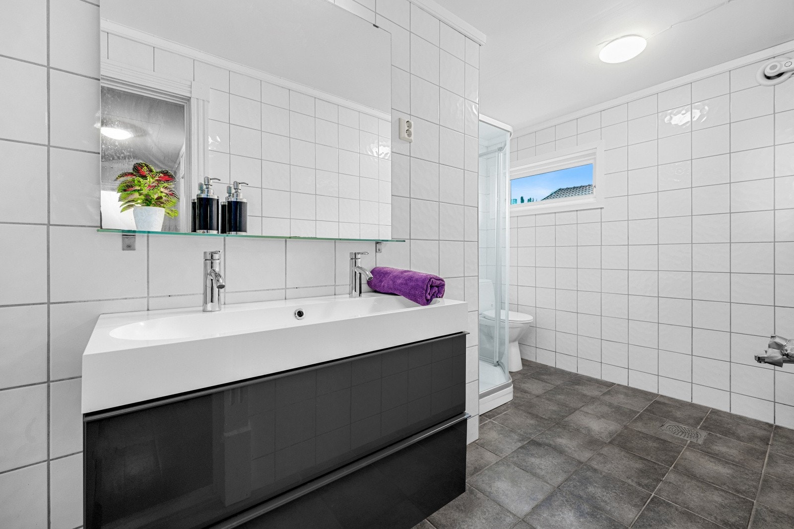 Bad - Flislagt bad med varmekabler, dobbelt servant, dusjkabinett og wc. Badet har også digital (fra 2024) termostat for lavere strømforbruk, men likevel god komfort. Galleribilde