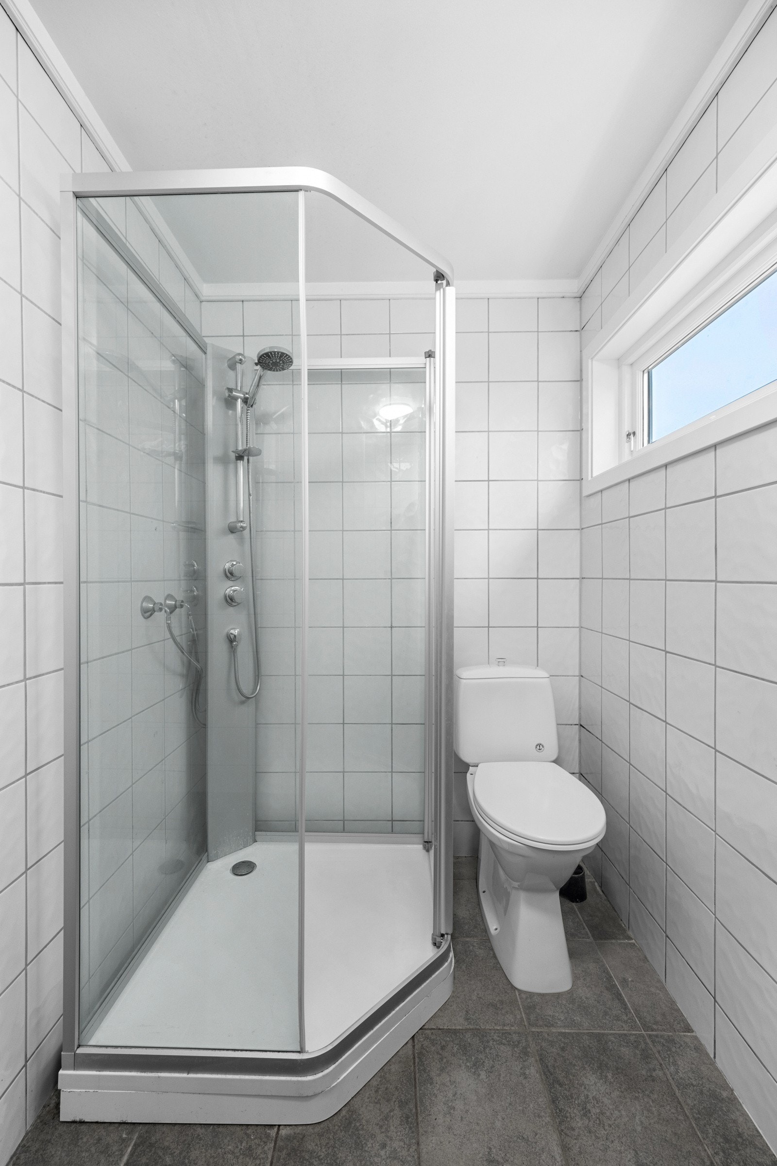 Bad - Dusjkabinett og wc. Badevinduet er skiftet i august 2024. Galleribilde