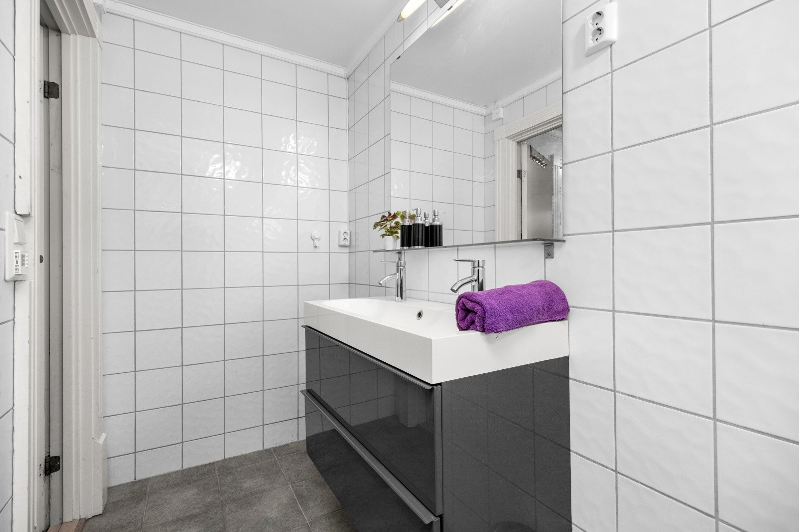 Bad - Dersom en leietager ønsker å ha med egen vaskemaskin ut over felles maskin i vaskekjeller er det plass og opplegg til dette på badet. Galleribilde