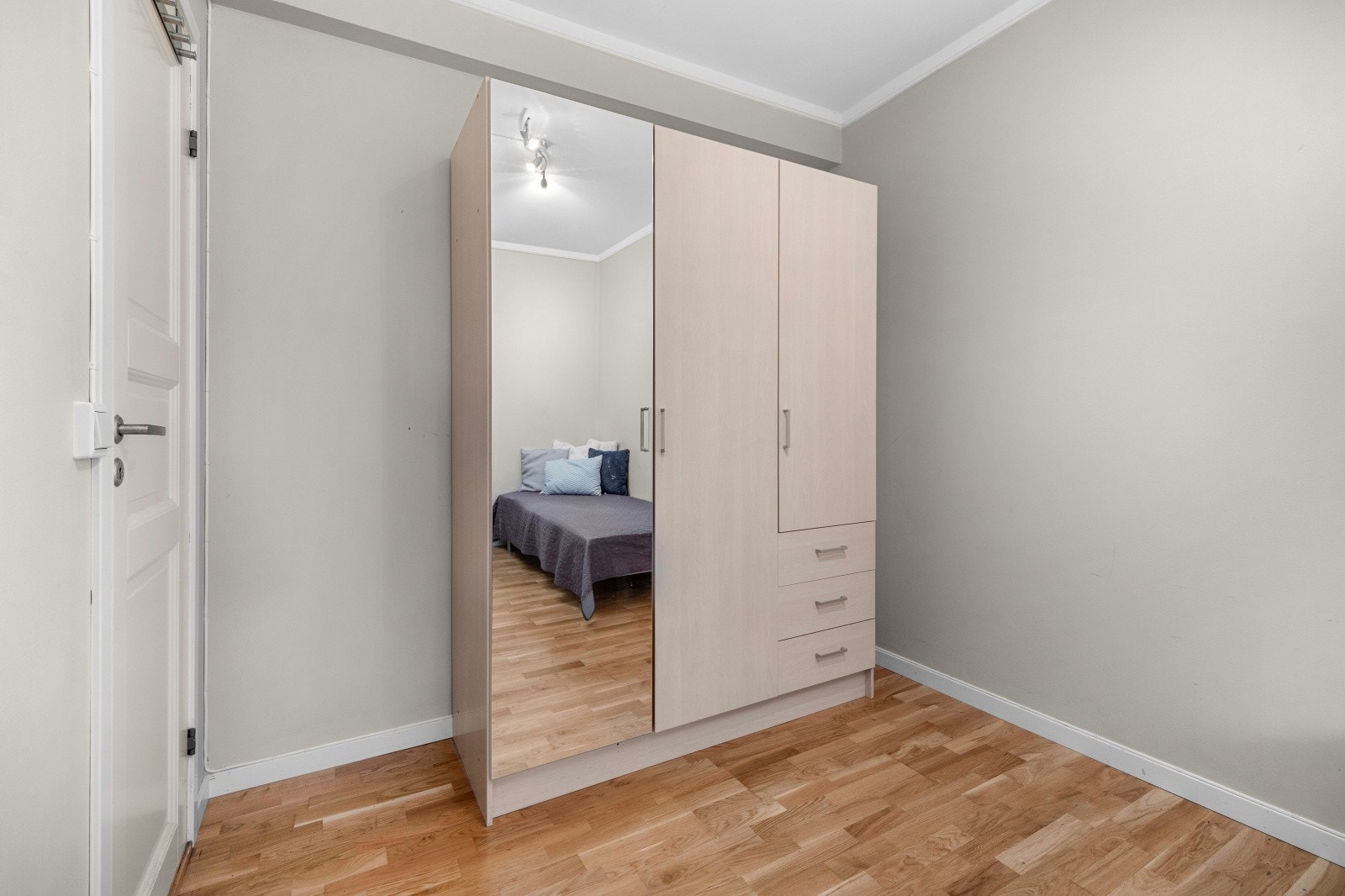 UTLEID: Hybel 2 - Stort garderobeskap med speil, hengerplass og skuffer Galleribilde