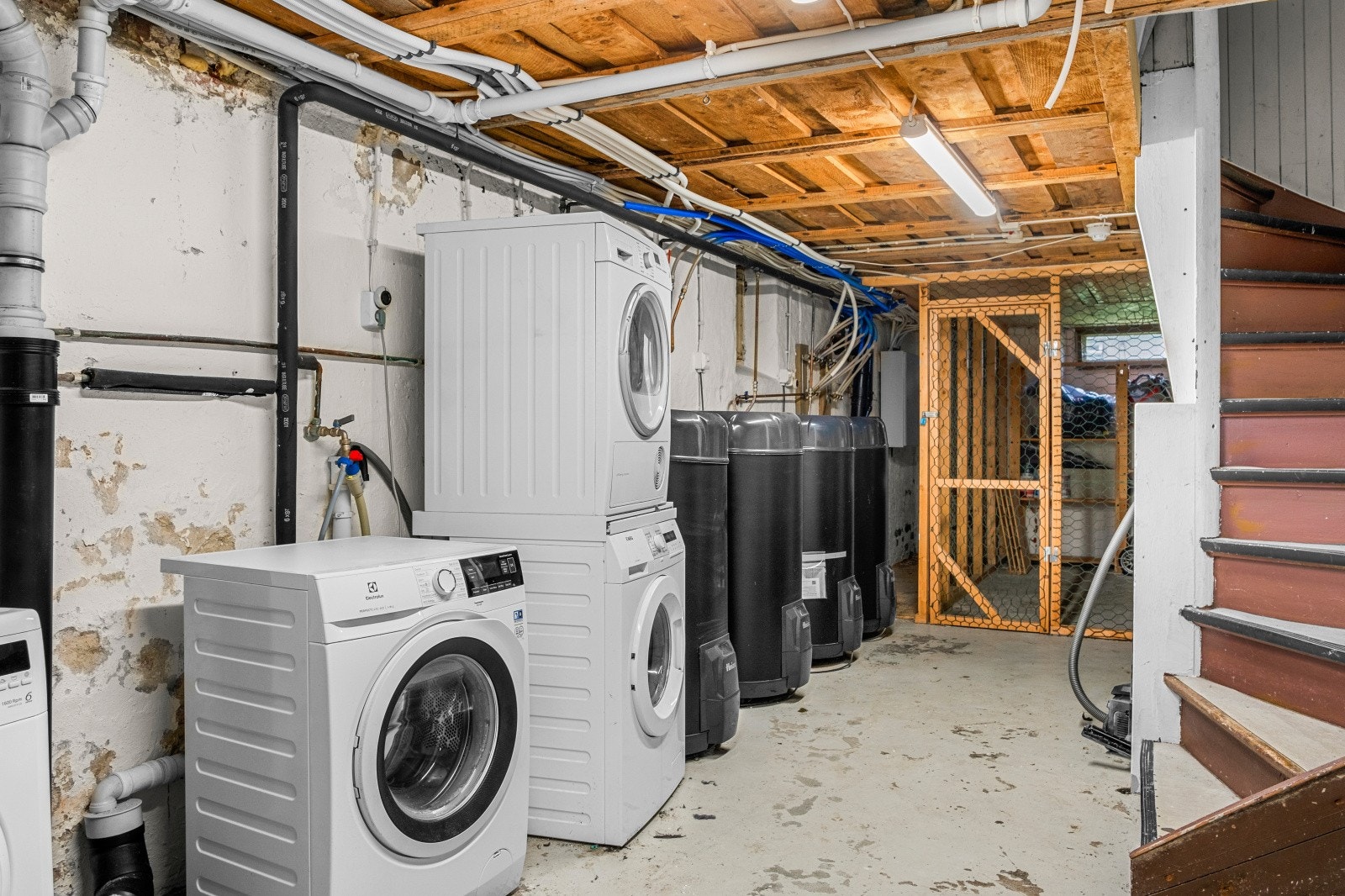 Felles vaskeri i kjeller. Det er installert smart-varmtvannsbereder som bidrar til å holde strømforbruket nede Galleribilde