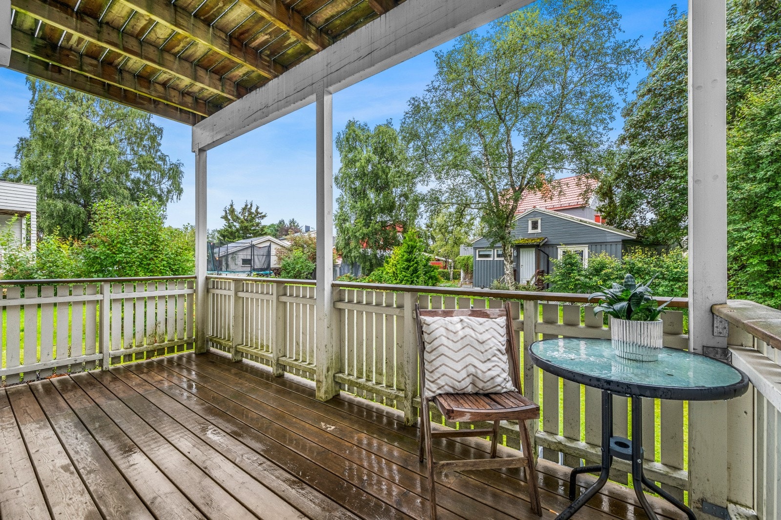 Veranda - Alle i sameiet kan benytte verandaen da det er egen trapp opp fra plenen til veranda. Galleribilde