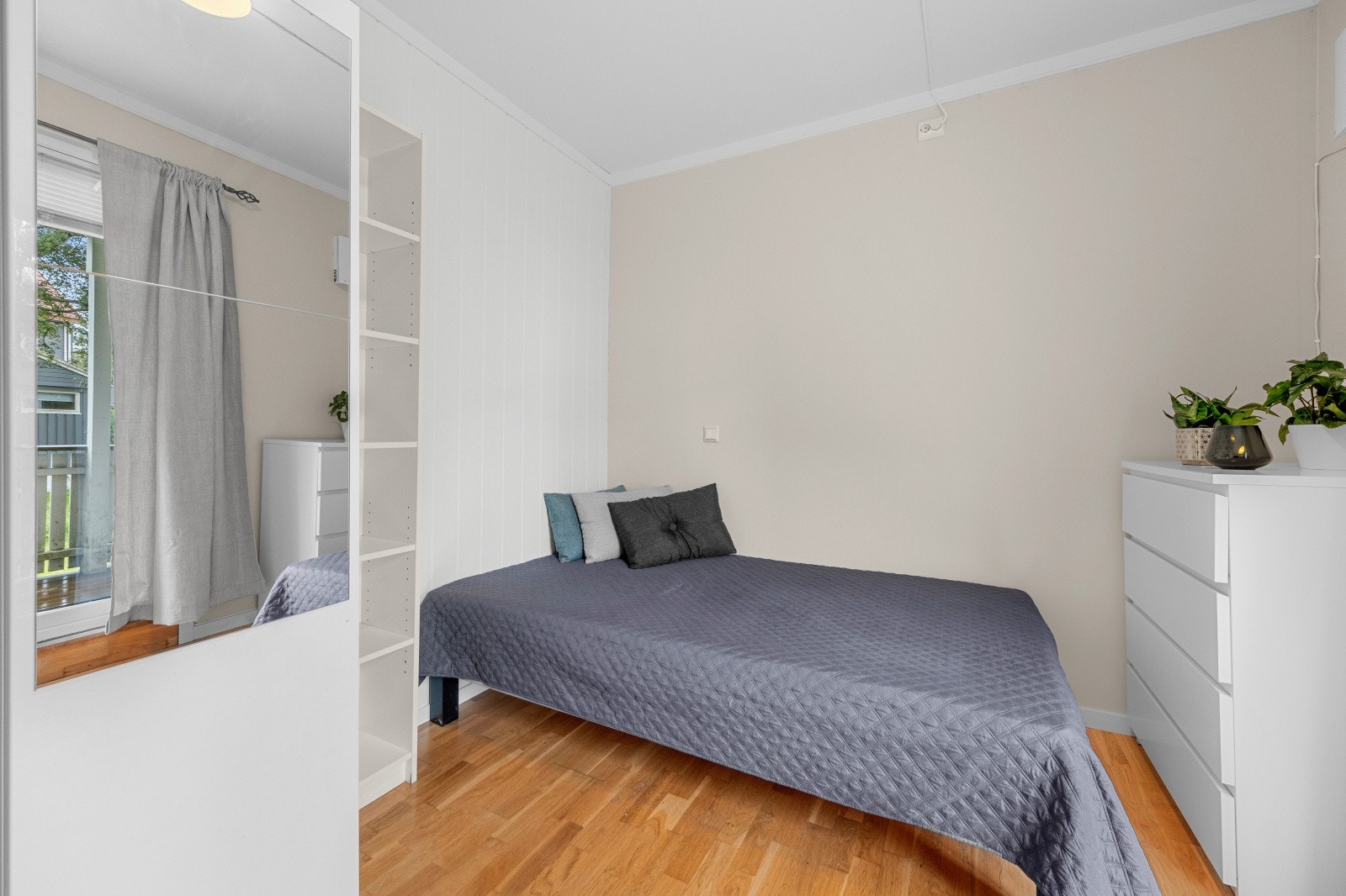 UTLEID: Hybel 3 - Klesskap med speil og ekstra hyller itl oppbevaring Galleribilde