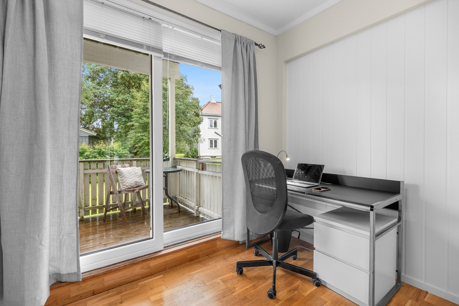 UTLEID: Hybel 3 - Denne hybelen nyter godt av masse deilig lys grunnet stor glassdør ut mot veranda. Det er montert både persienner og kvalitetsgardiner som sikrer et mørkt rom når det er ønskelig. Galleribilde