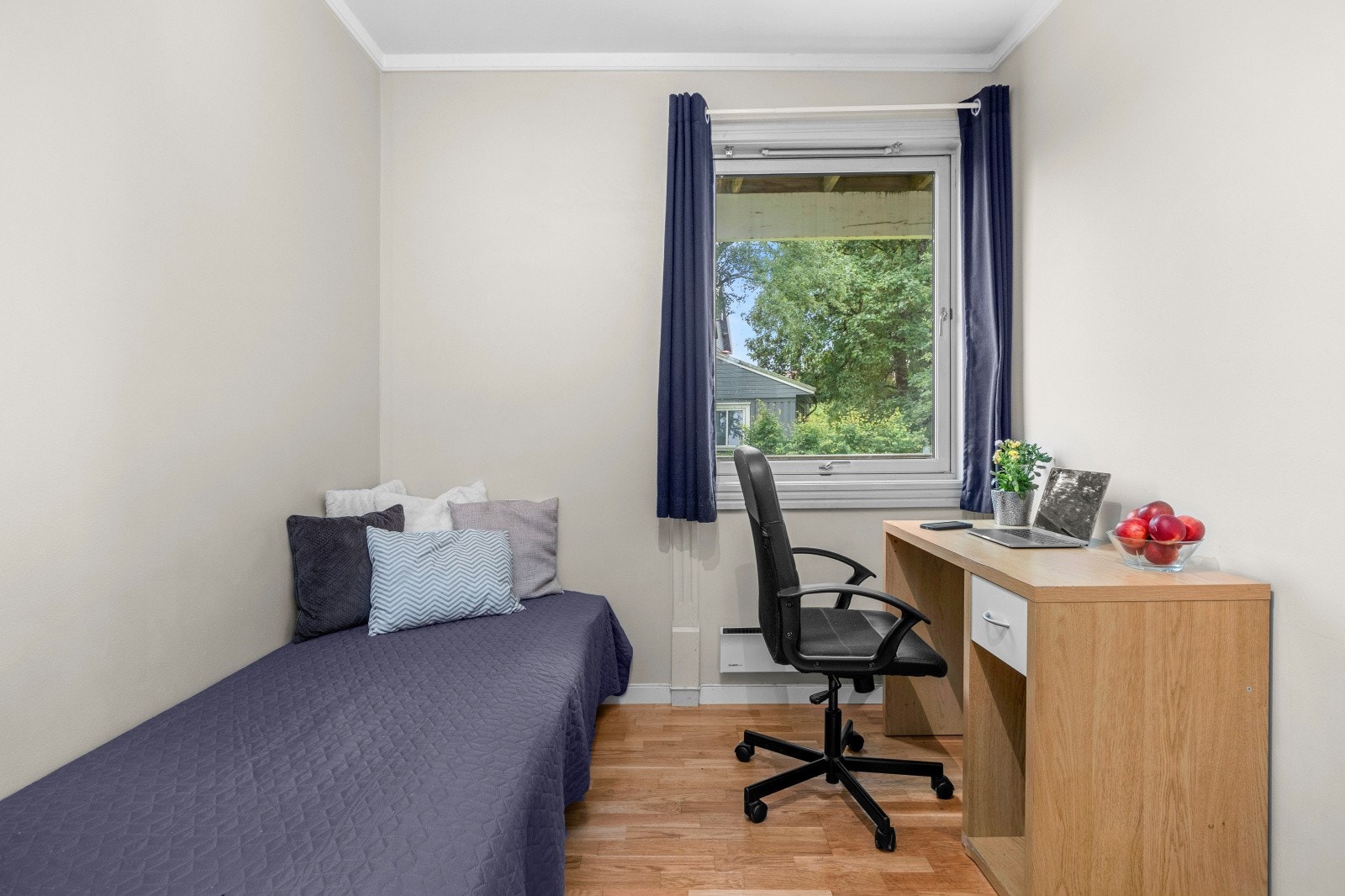 UTLEID: Hybel 2 - Fin arbeidsplass med godt lys fra vinduet. Galleribilde