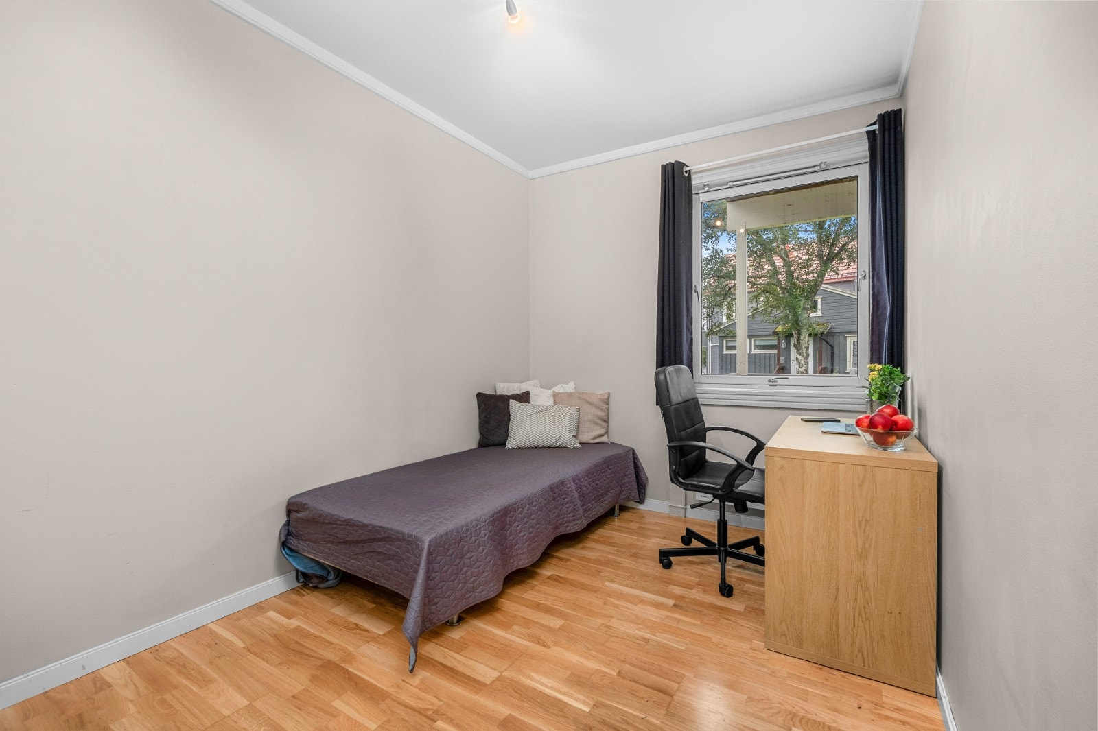 UTLEID: Hybel 2 - seng, kontorstol, arbeidsplt. Det er lagt opp ekstra stikkontakter for å dekke behov for flere ladere eller annet elektronisk utstyr. Galleribilde