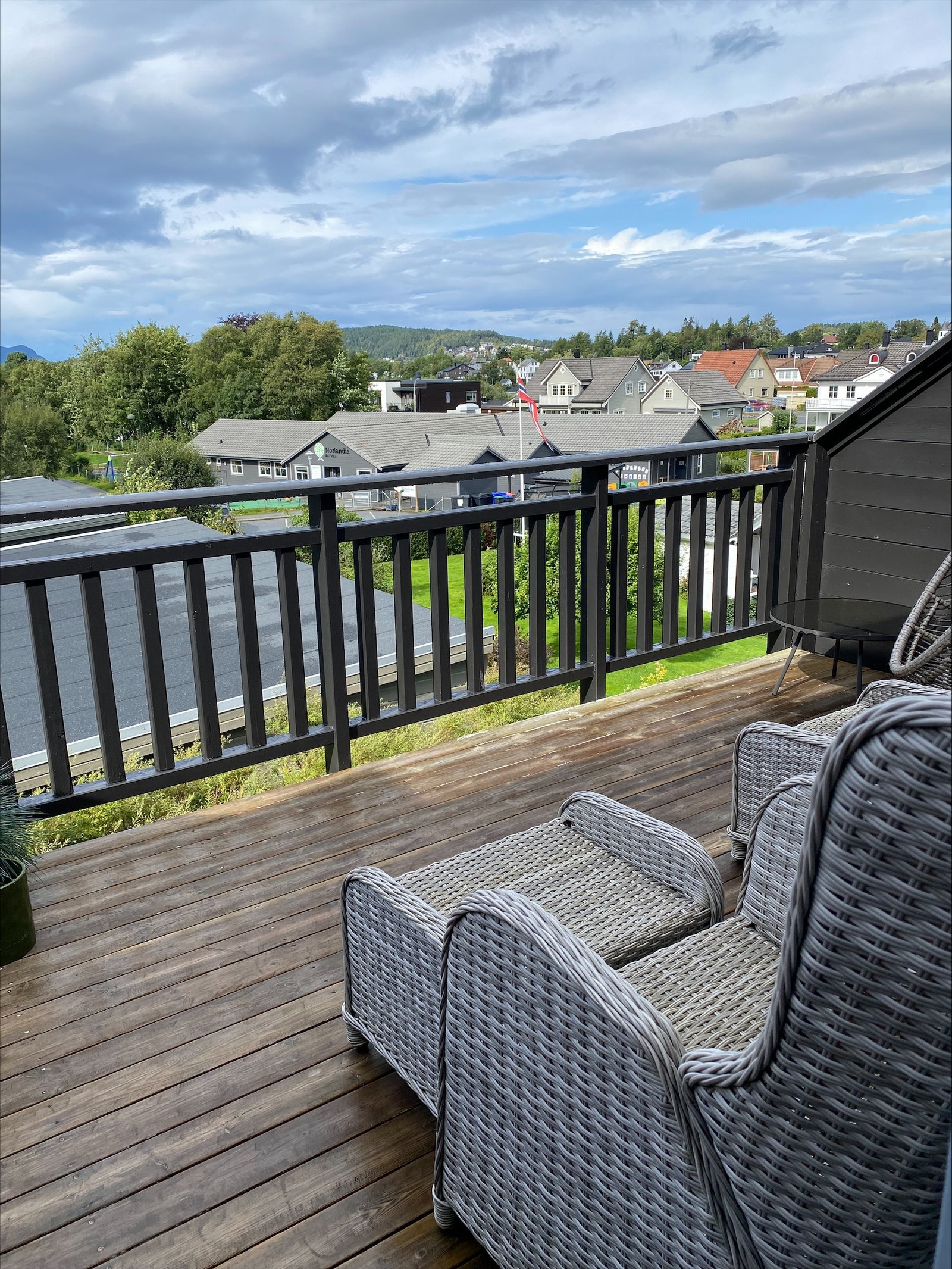 Solrik og romslig balkong med nydelig utsikt Galleribilde