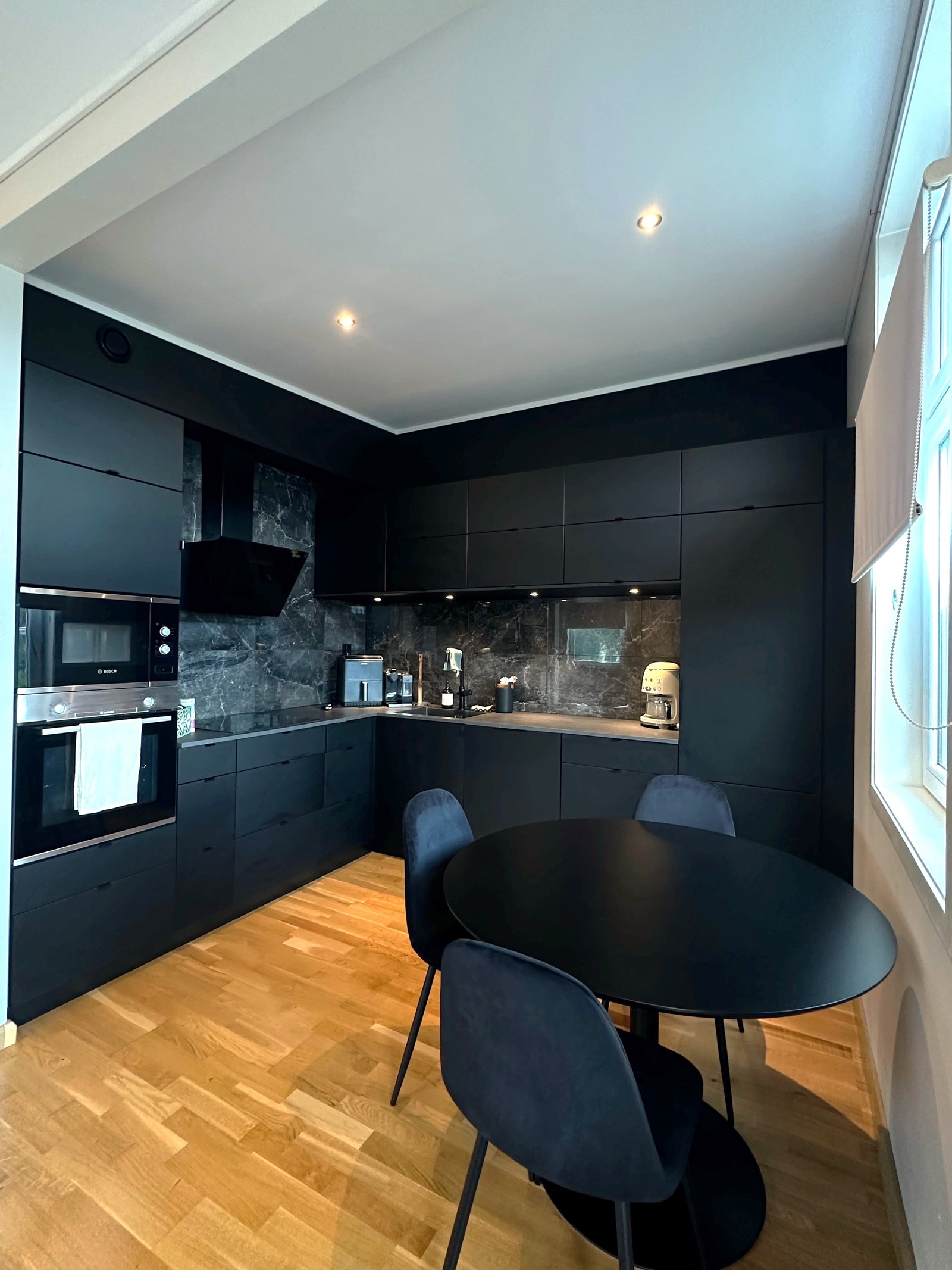 Kjempefin moderne kjøkkeninnredning med integrerte hvitevarer Galleribilde