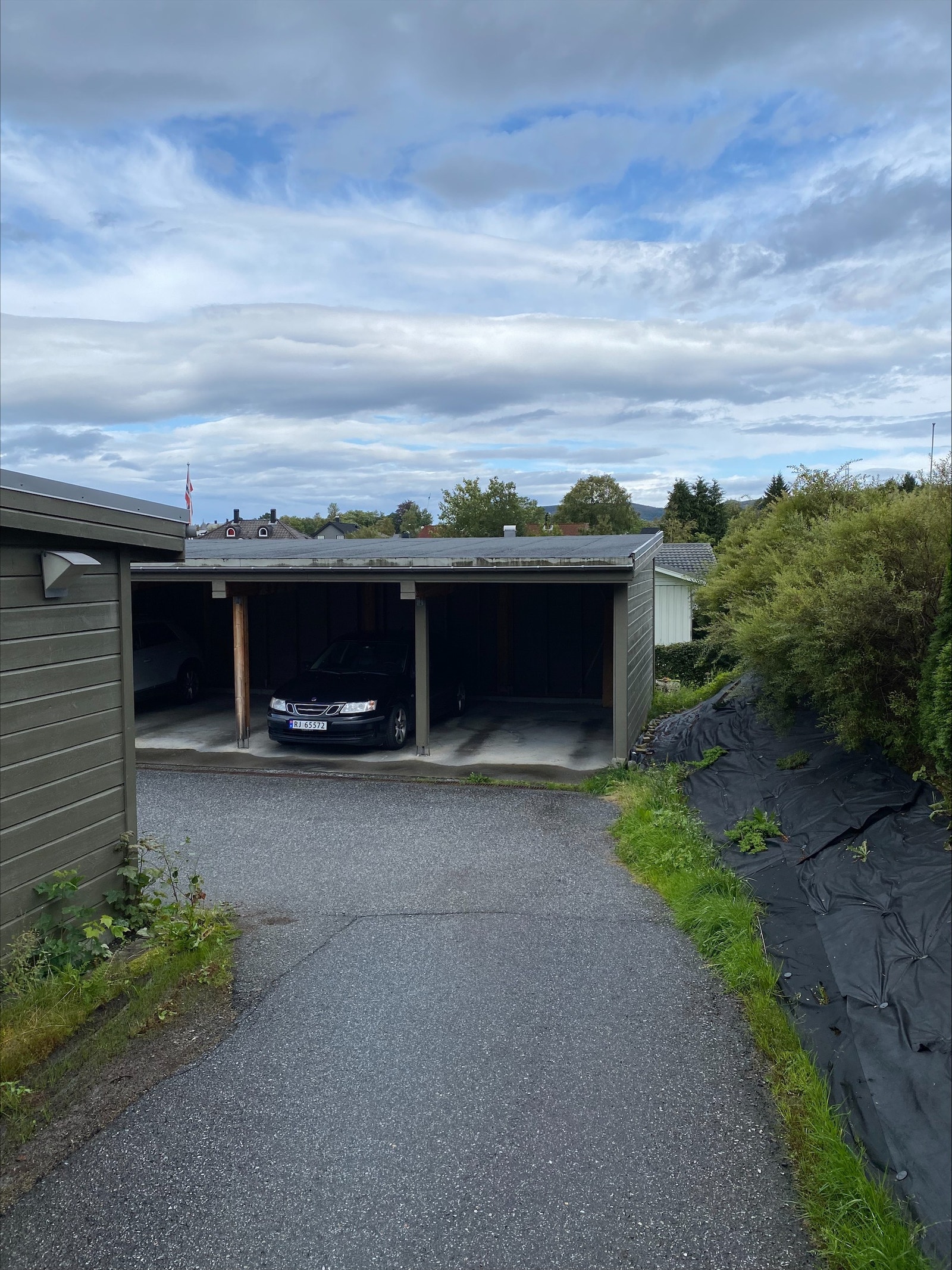 Carporten helt til høyre tilhører leiligheten Galleribilde