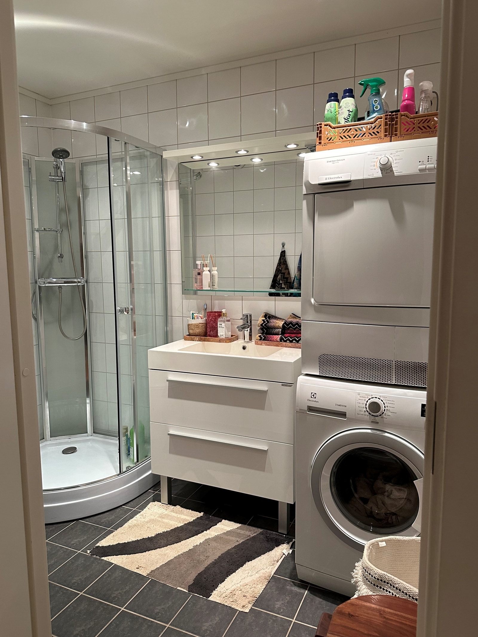 Bad med fin innredning, dusj og vaskemaskin/tørketrommel Galleribilde