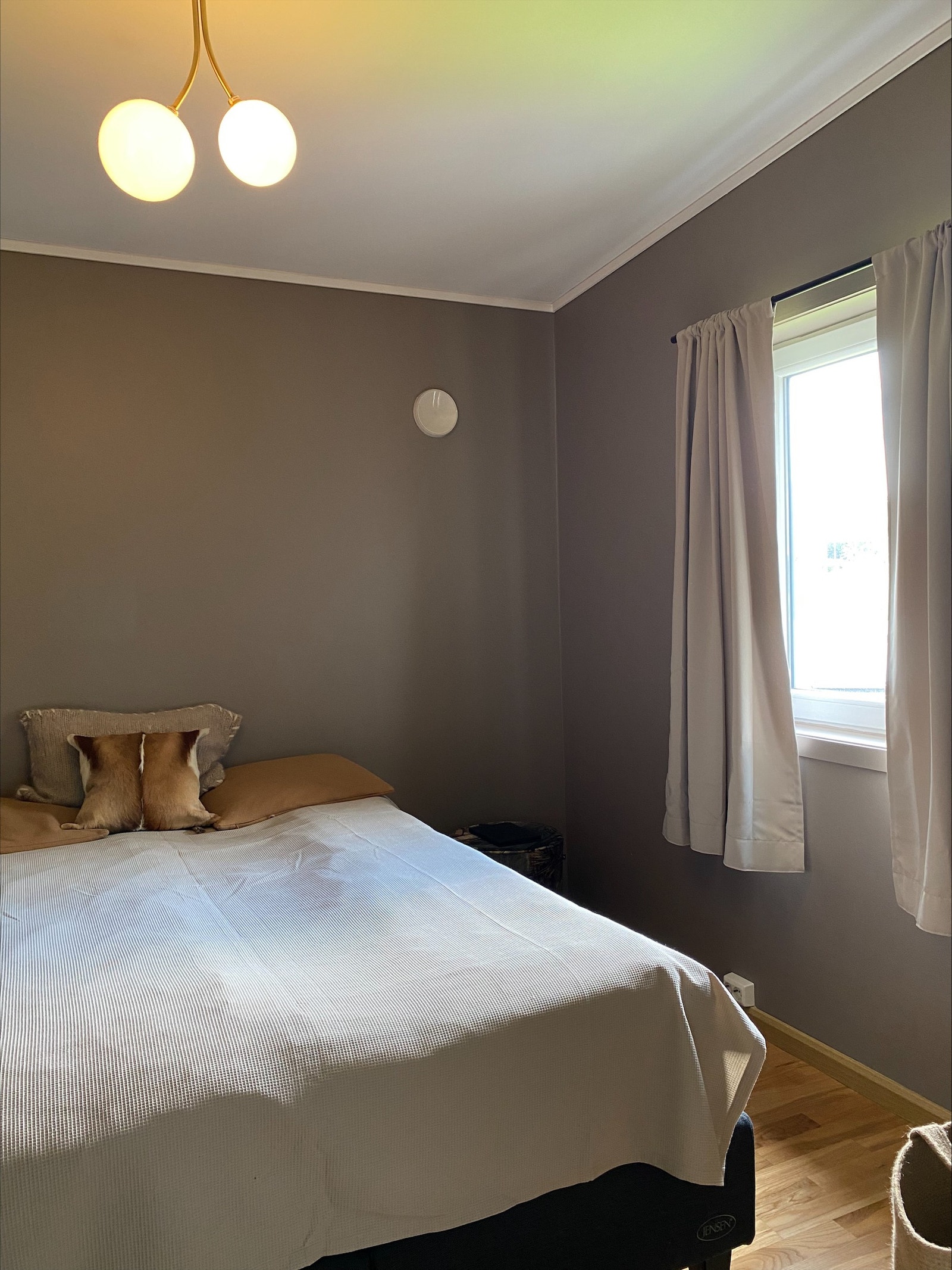 Det store soverommet har dobbeltseng Galleribilde