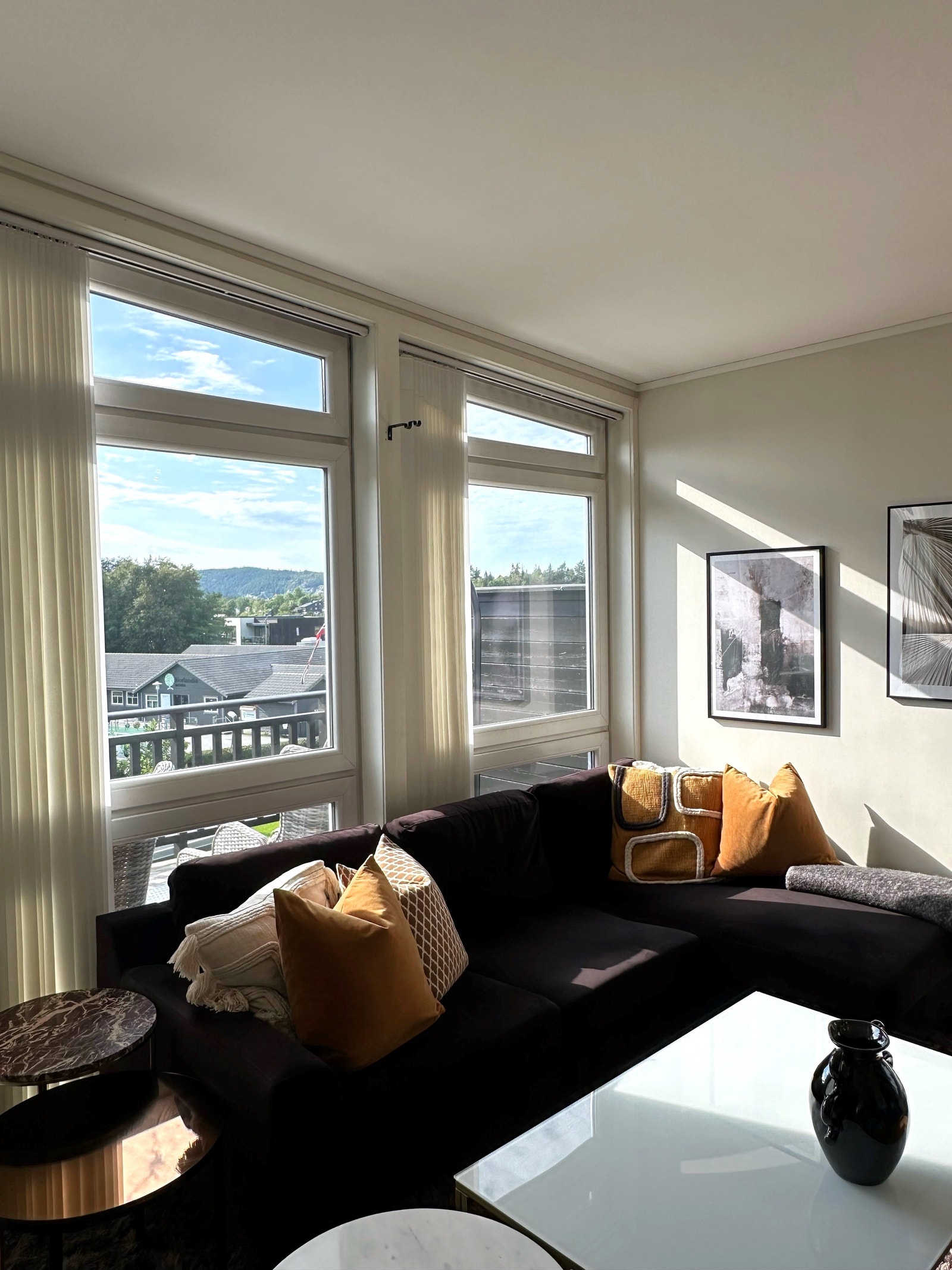 Koselig stue med myk og god sofa Galleribilde