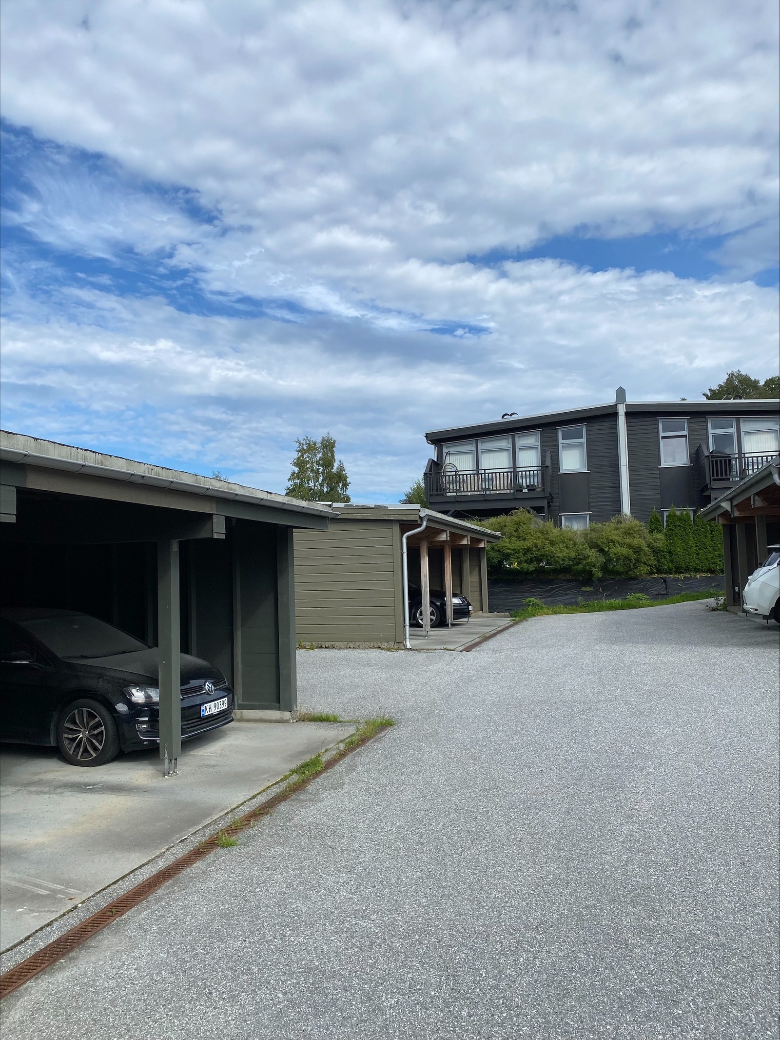 Alle leiligheter har egen parkeringsplass i carport Galleribilde