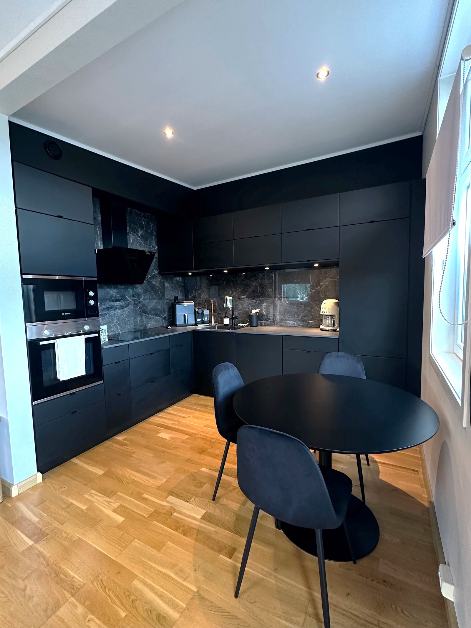 Liten spisegruppe på kjøkkendel Galleribilde