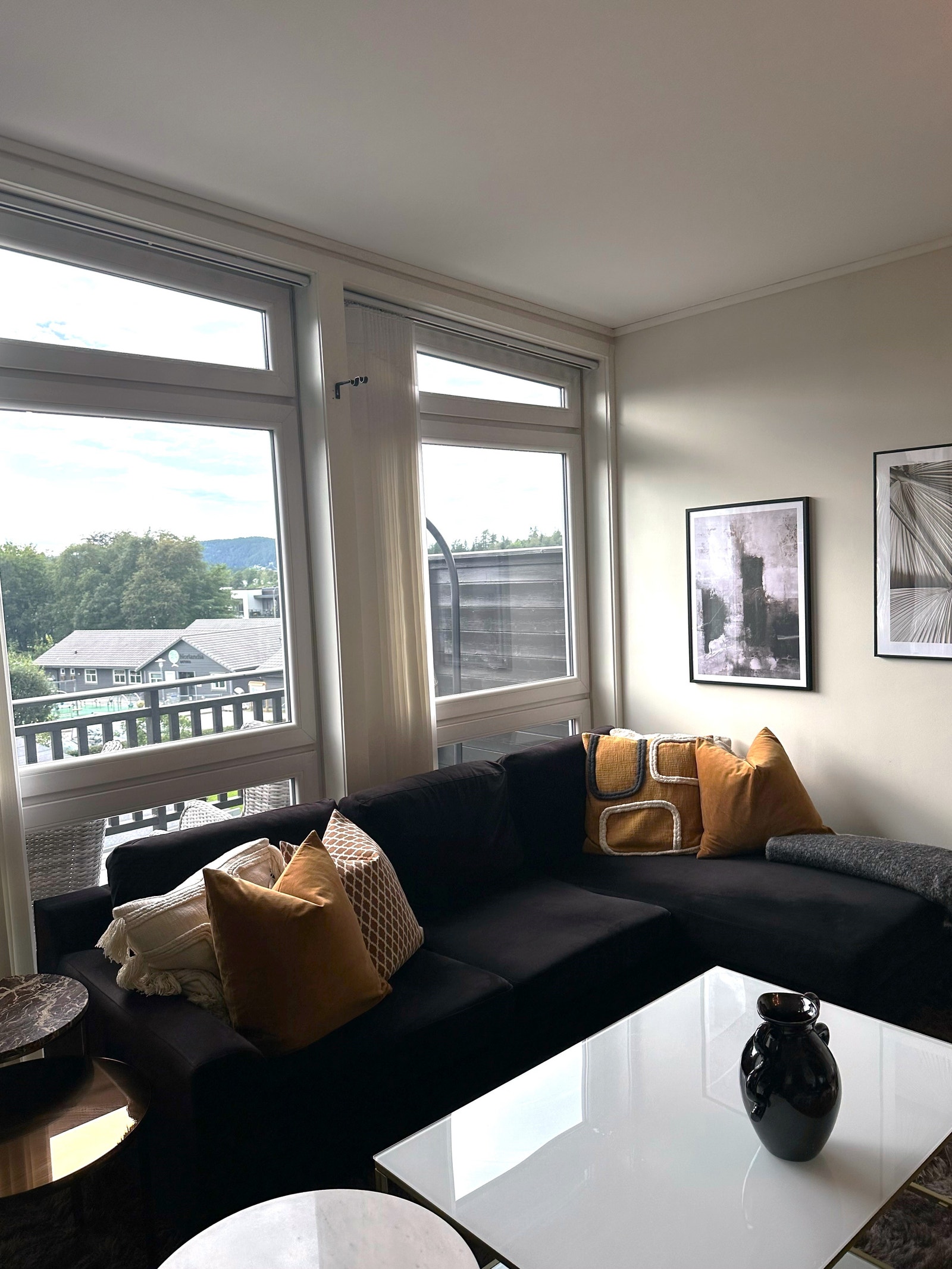 Store vindu gir godt med naturlig lys inn Galleribilde