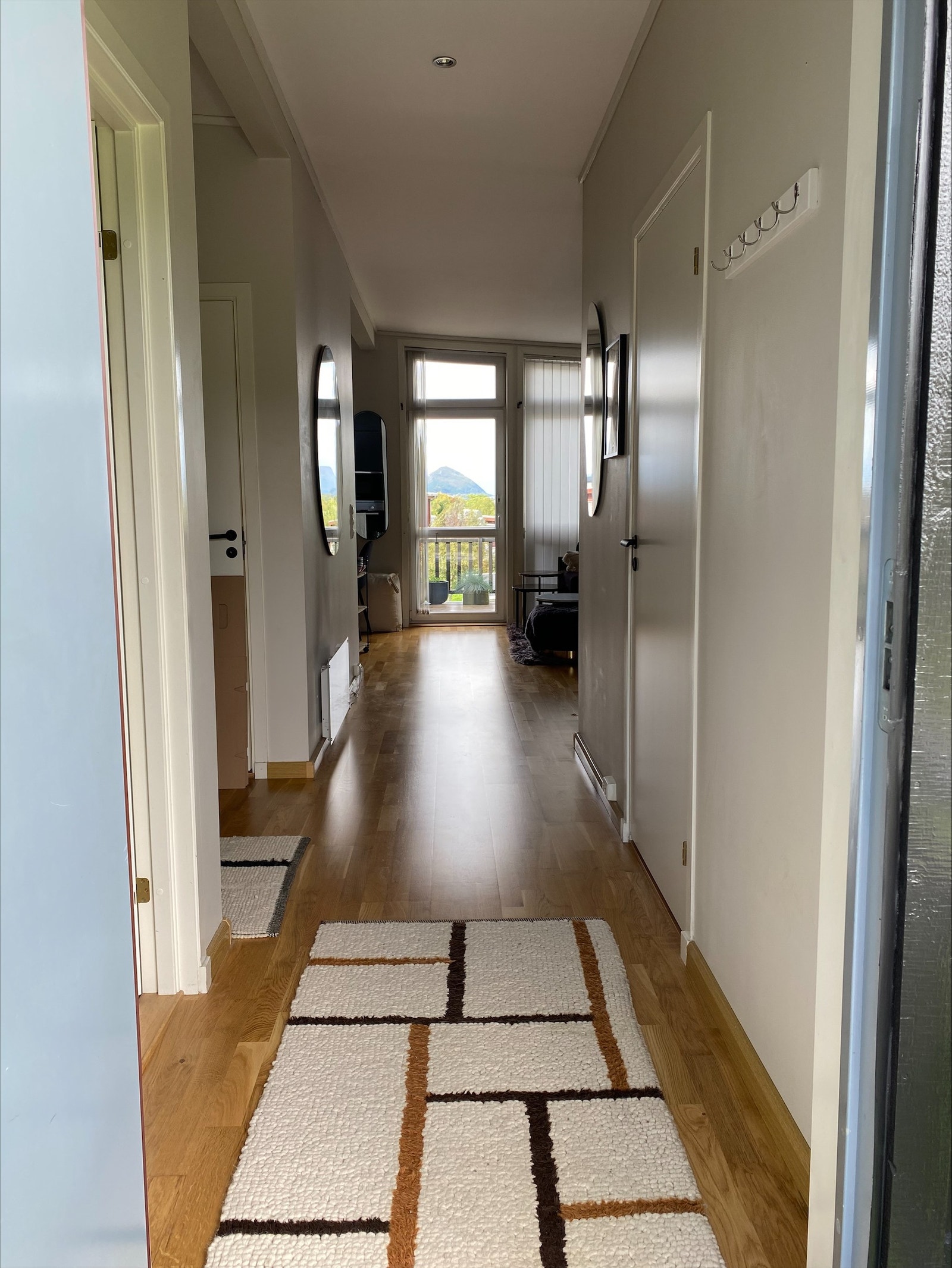 Bilde tatt fra ytterdør med utsikt mot stue Galleribilde