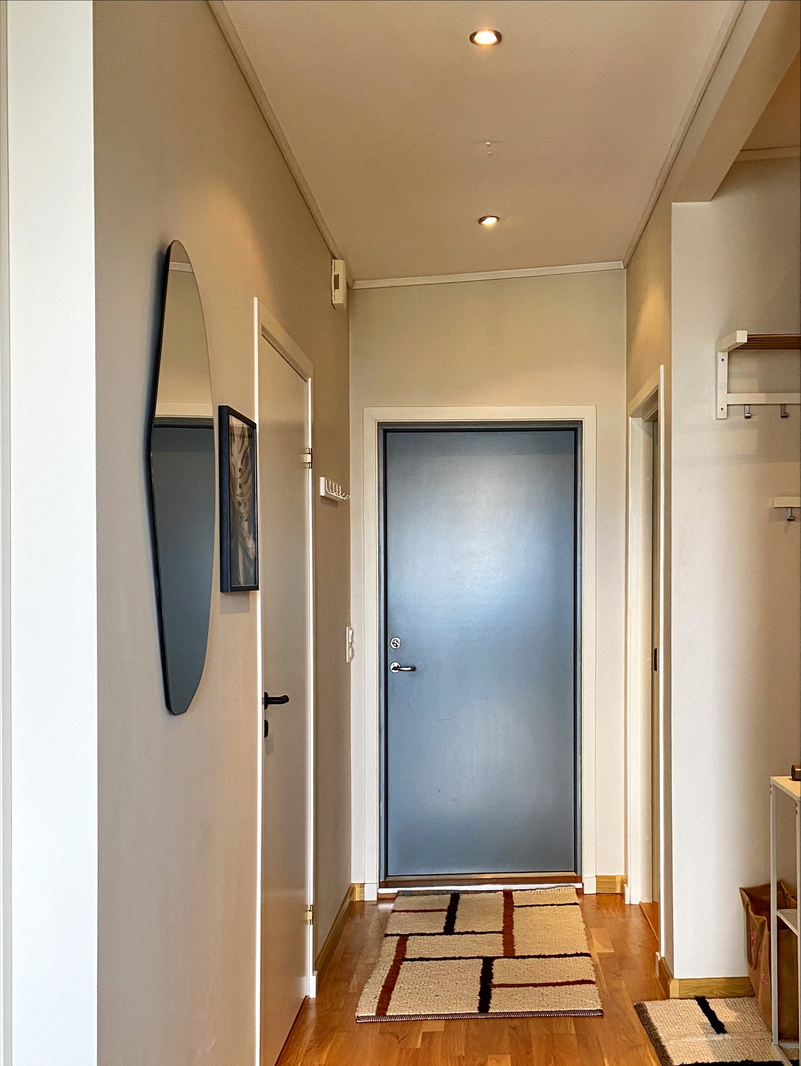 Inngangsparti med plass for oppheng av ytterklær Galleribilde