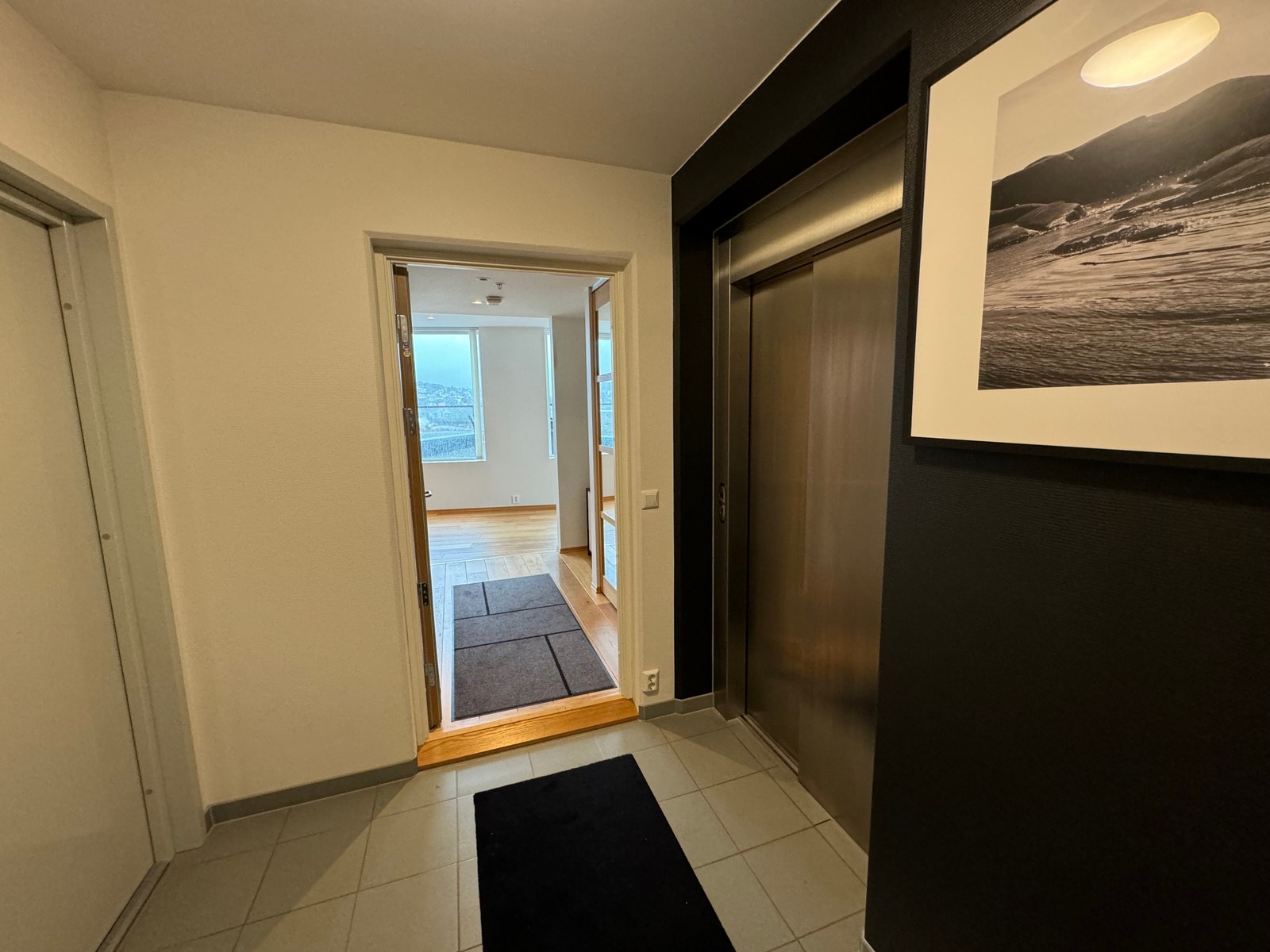 Inngangsparti fra fellesgang Galleribilde