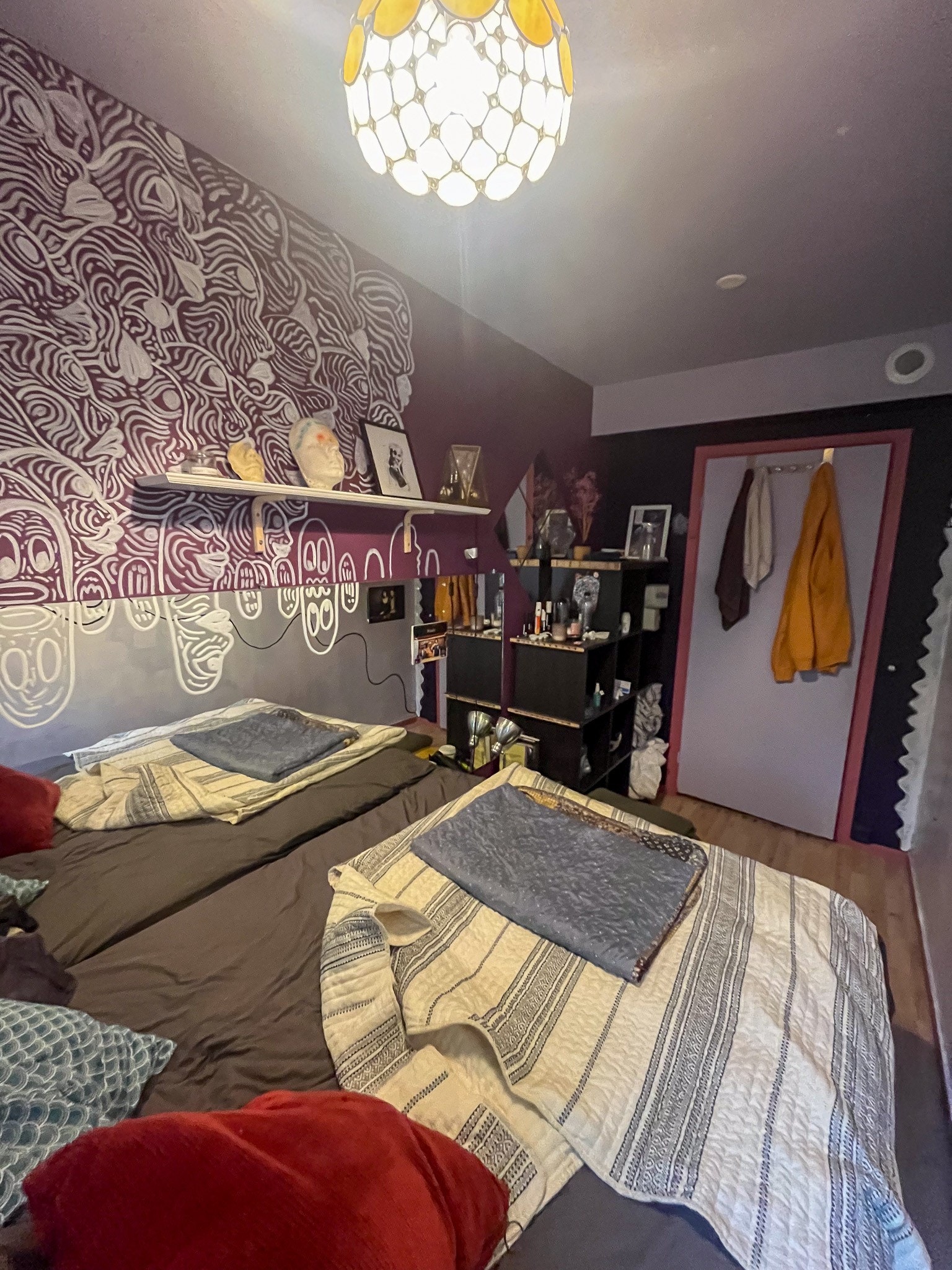 Bedroom with bed and shelfs - DoubleRoom (YourRoom) Galleribilde