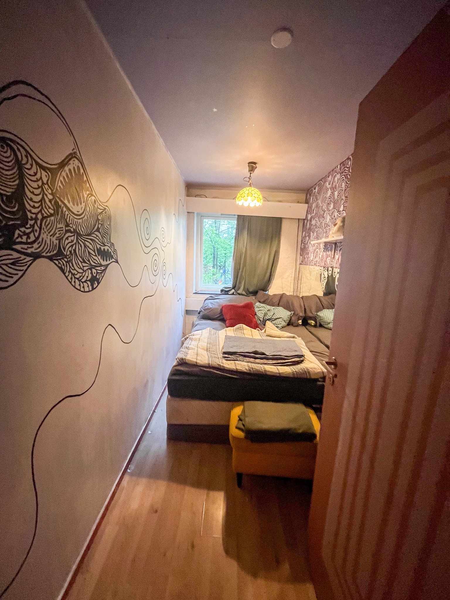 Bedroom with bed and shelfs - DoubleRoom (YourRoom) Galleribilde