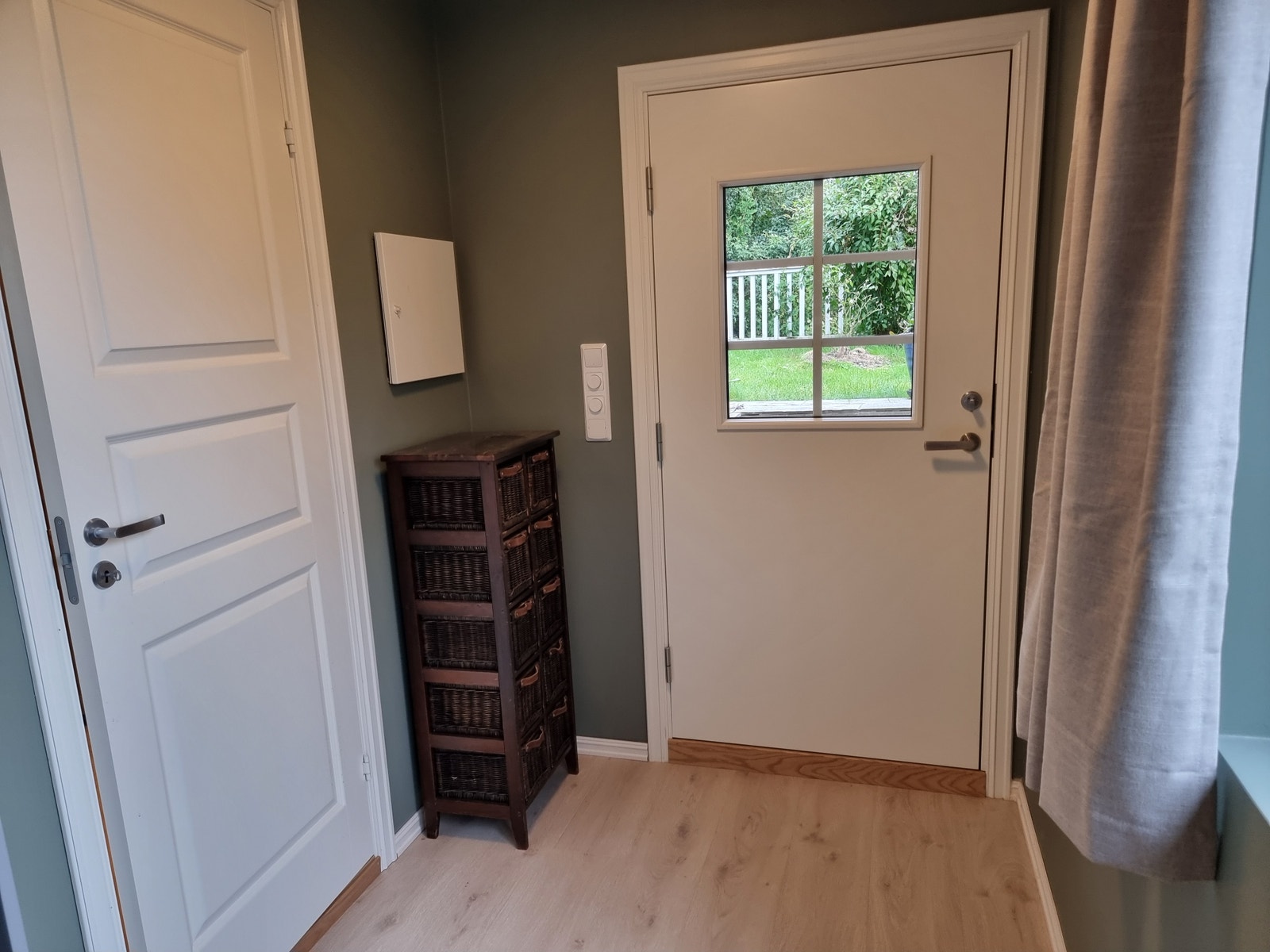 Gang med liten kommode Galleribilde