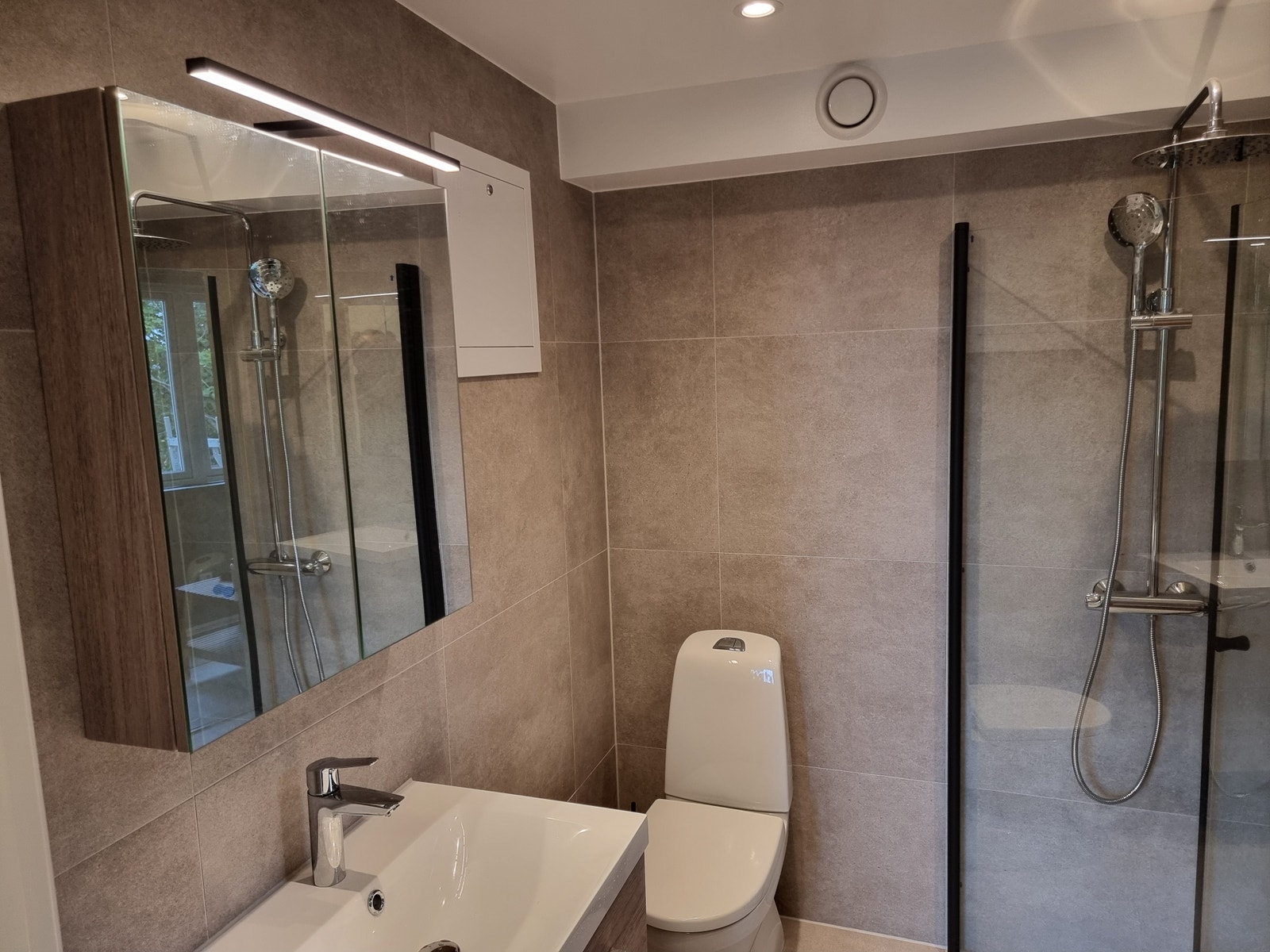 Dusjdører kan slås inn for bedre plass Galleribilde