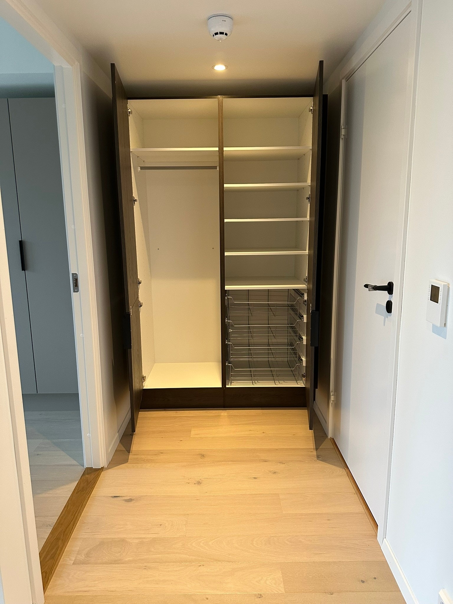 Skapet utenfor badet er smart innredet Galleribilde