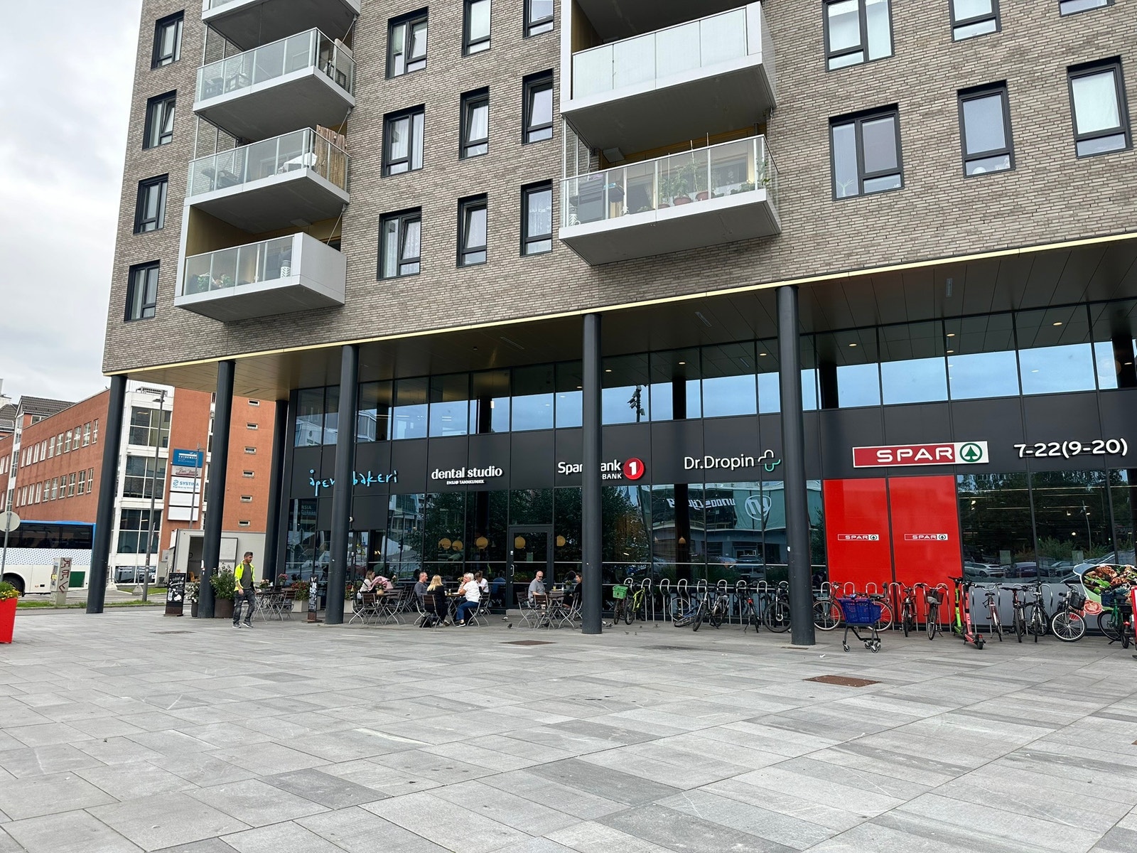 Fra leiligheten er det kort vei til både spisesteder og matbutikker Galleribilde