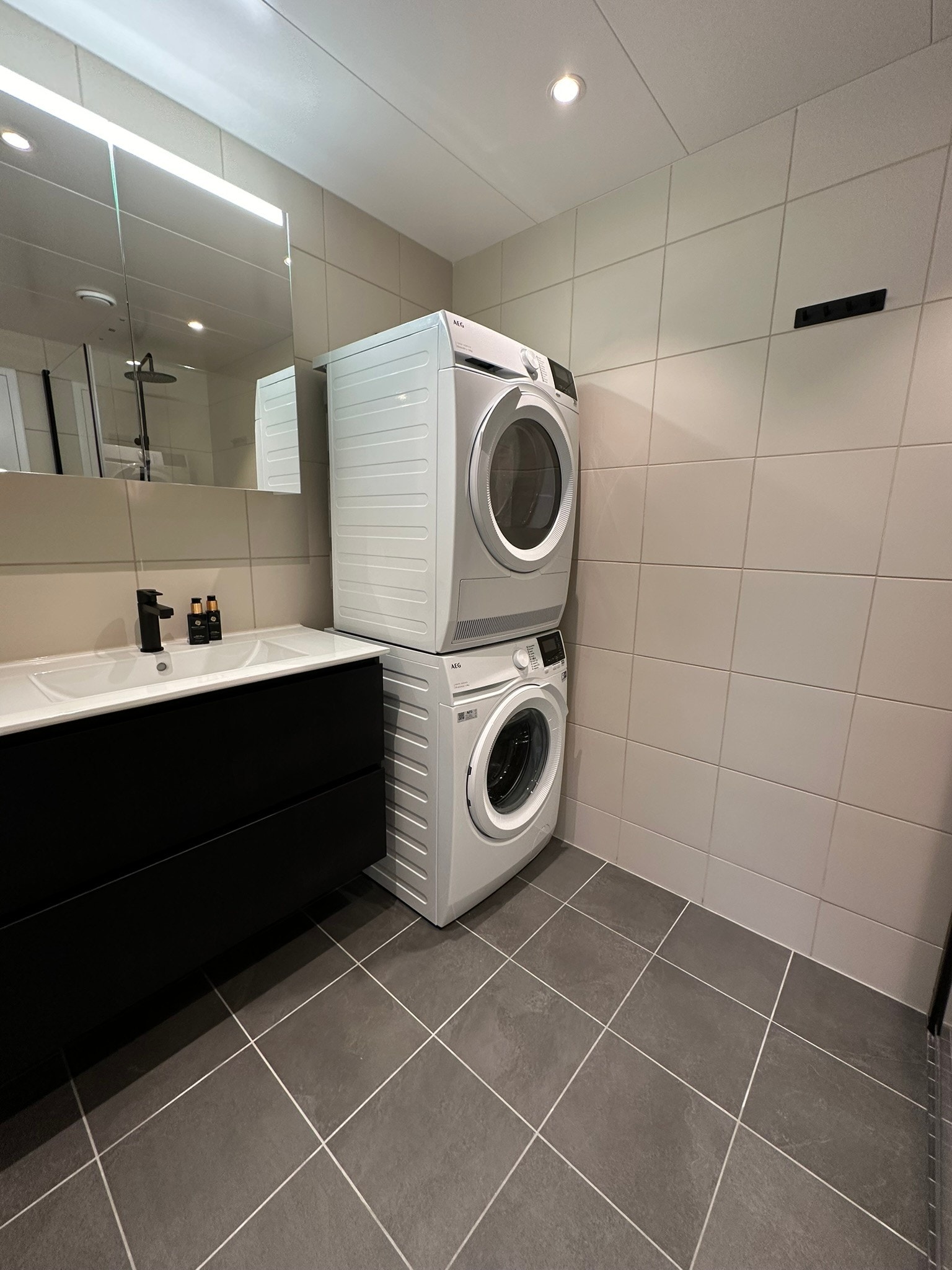 Stilrent bad med vaskemaskin og tørketrommel Galleribilde