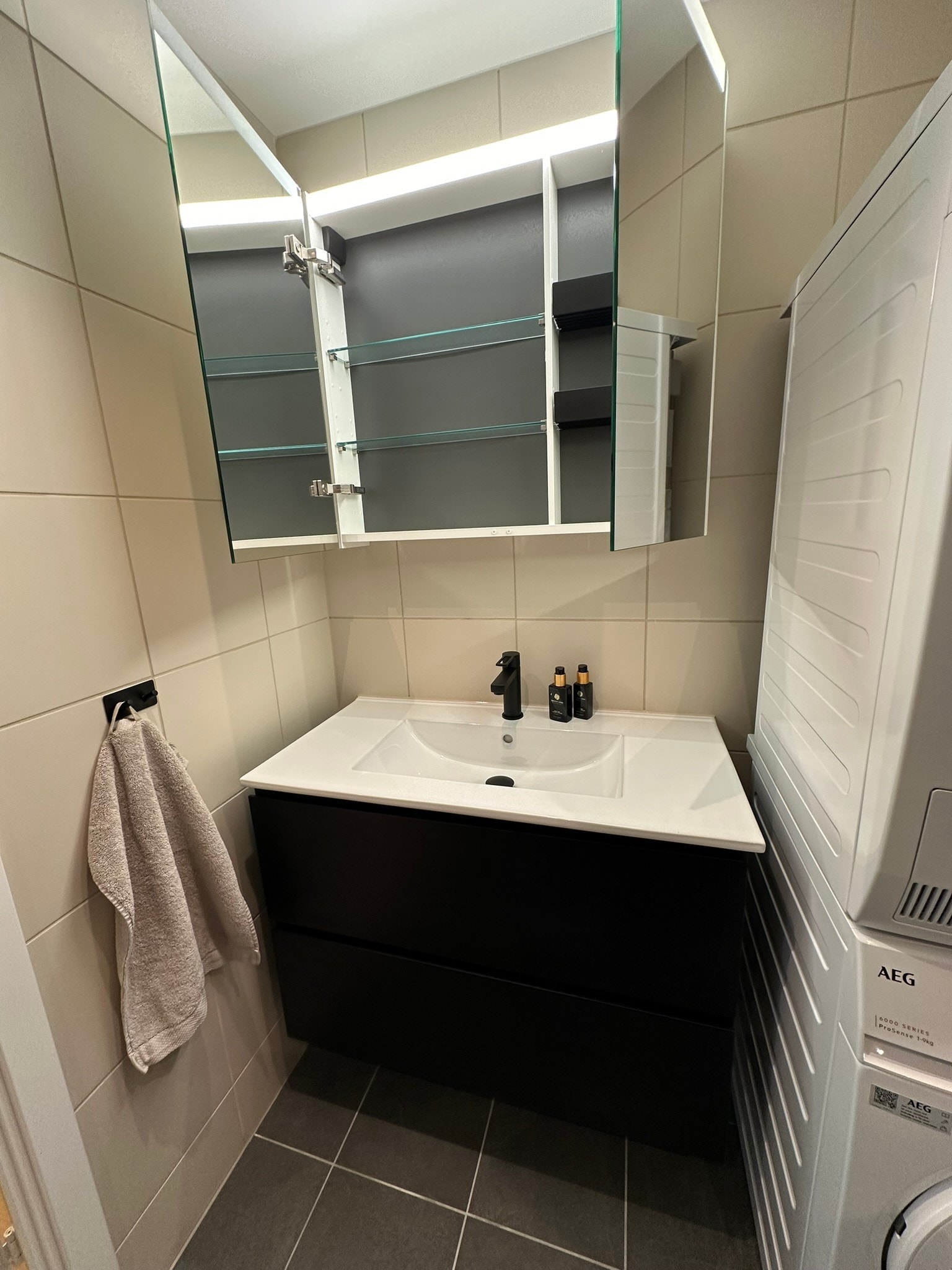 Skapspeil gir ekstra rom for oppbevaring Galleribilde