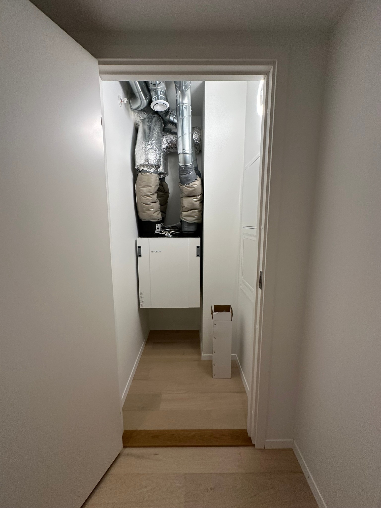 Teknisk rom med litt mulighet for oppbevaring Galleribilde