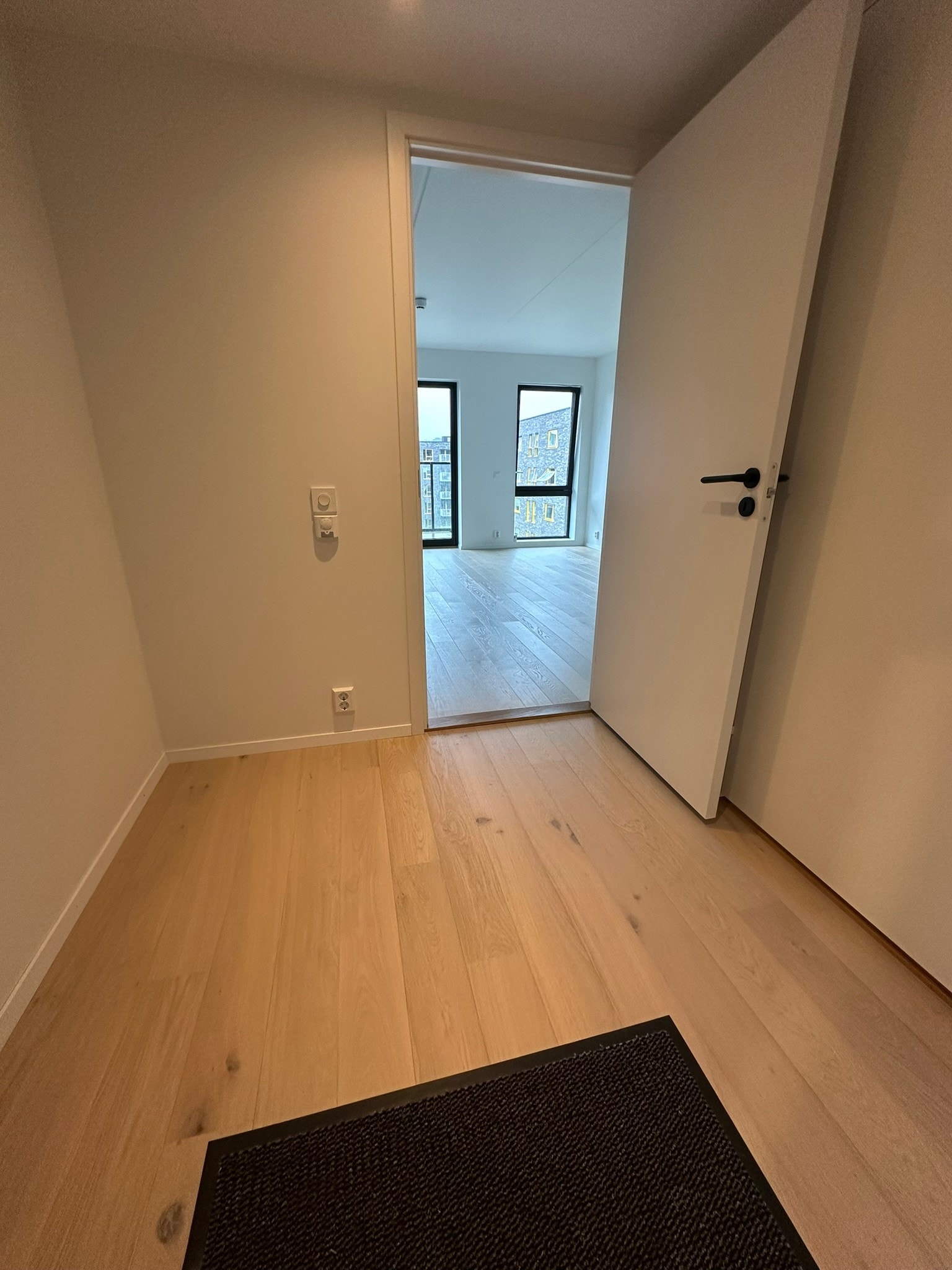 Her blir det montert opp garderobeskap Galleribilde