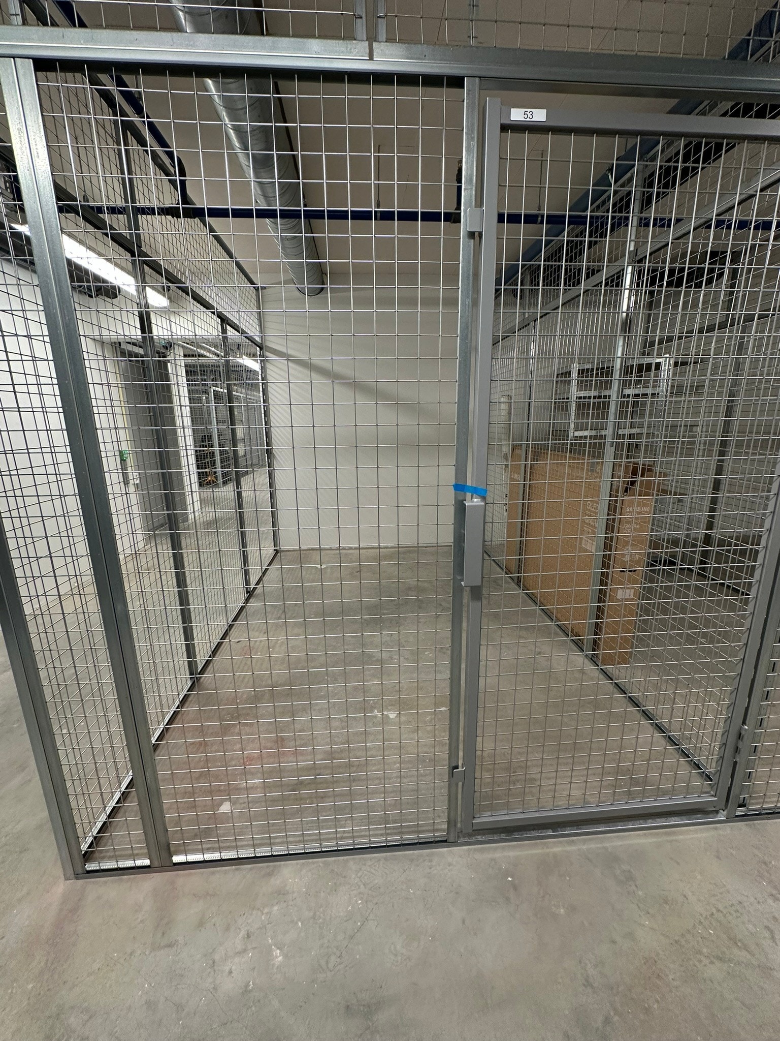 Meget romslig sportsbod i kjelleren Galleribilde