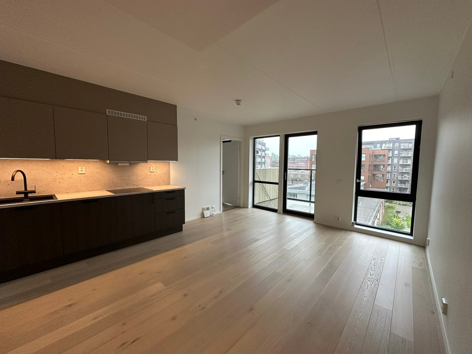 Åpen løsning mellom stue og kjøkken Galleribilde