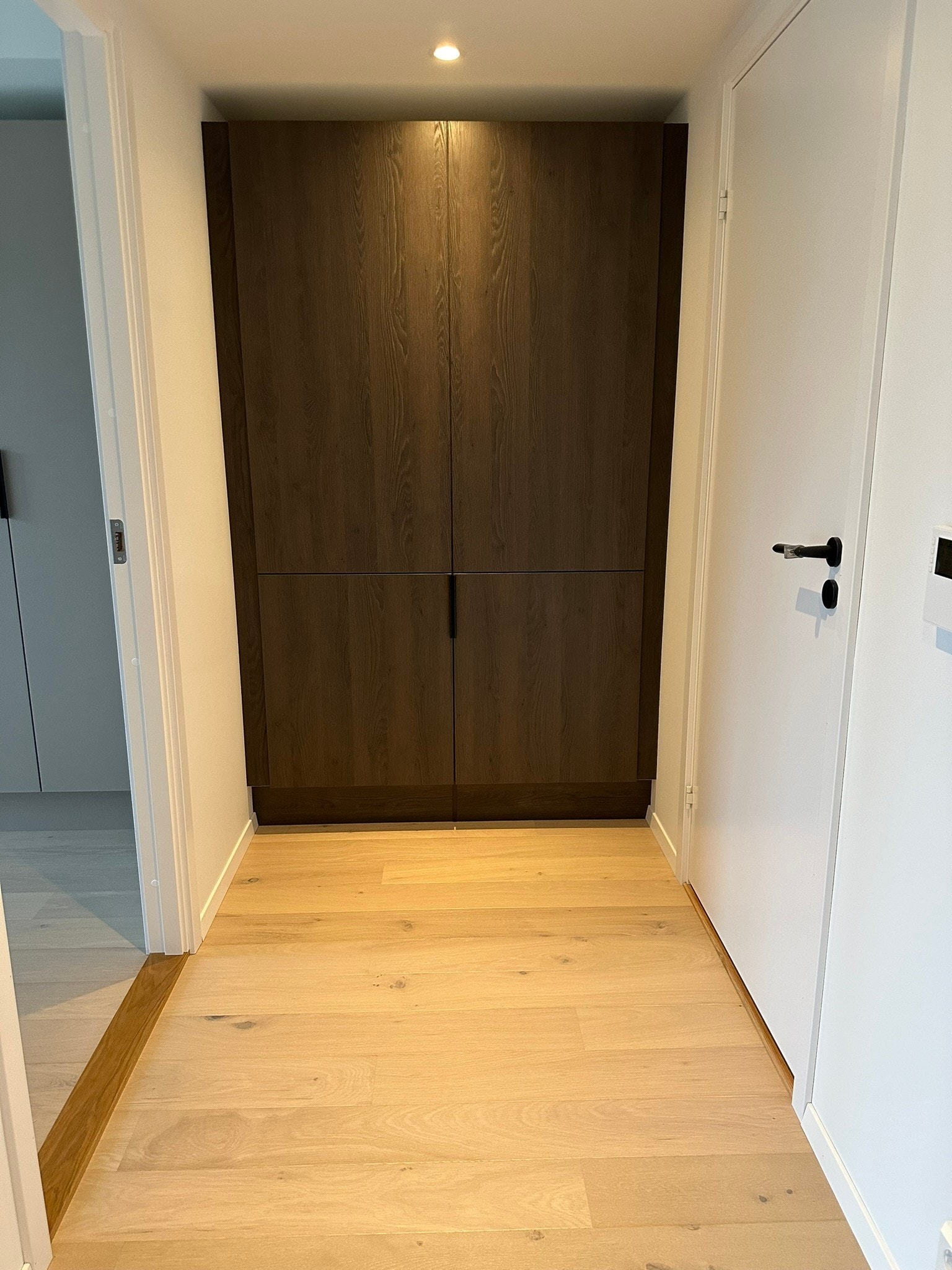 I gangen utenfor badet har vi satt opp et romslig skap Galleribilde