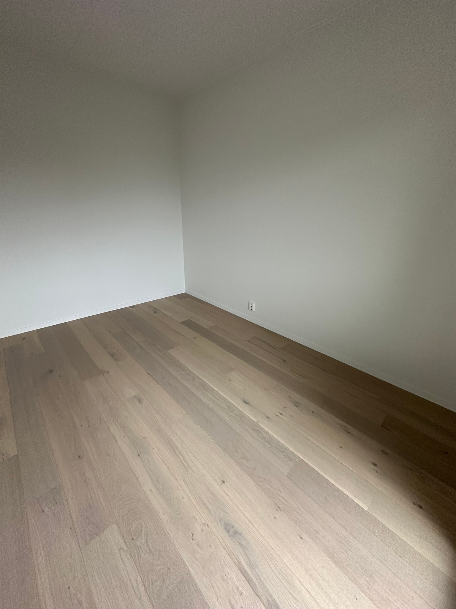 Soverom 1 med god plass til dobbeltseng Galleribilde